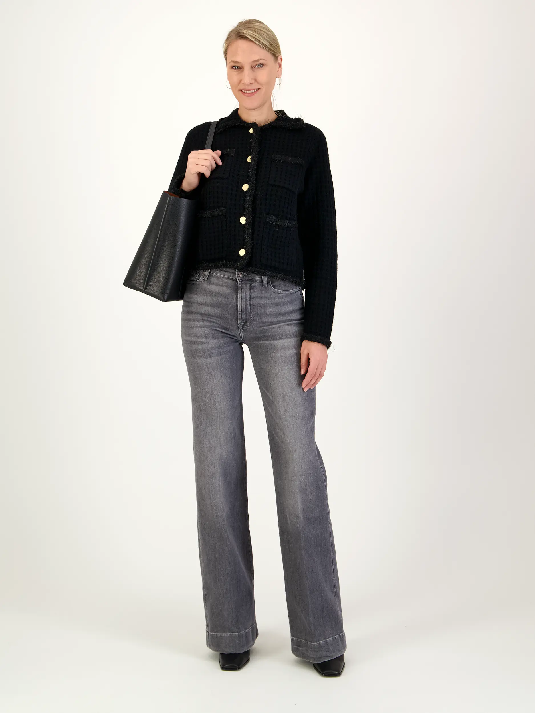 Strickjacke aus Wolle - Artikel Teil eines Outfits getragen von einem Modell - Farbe: Schwarz