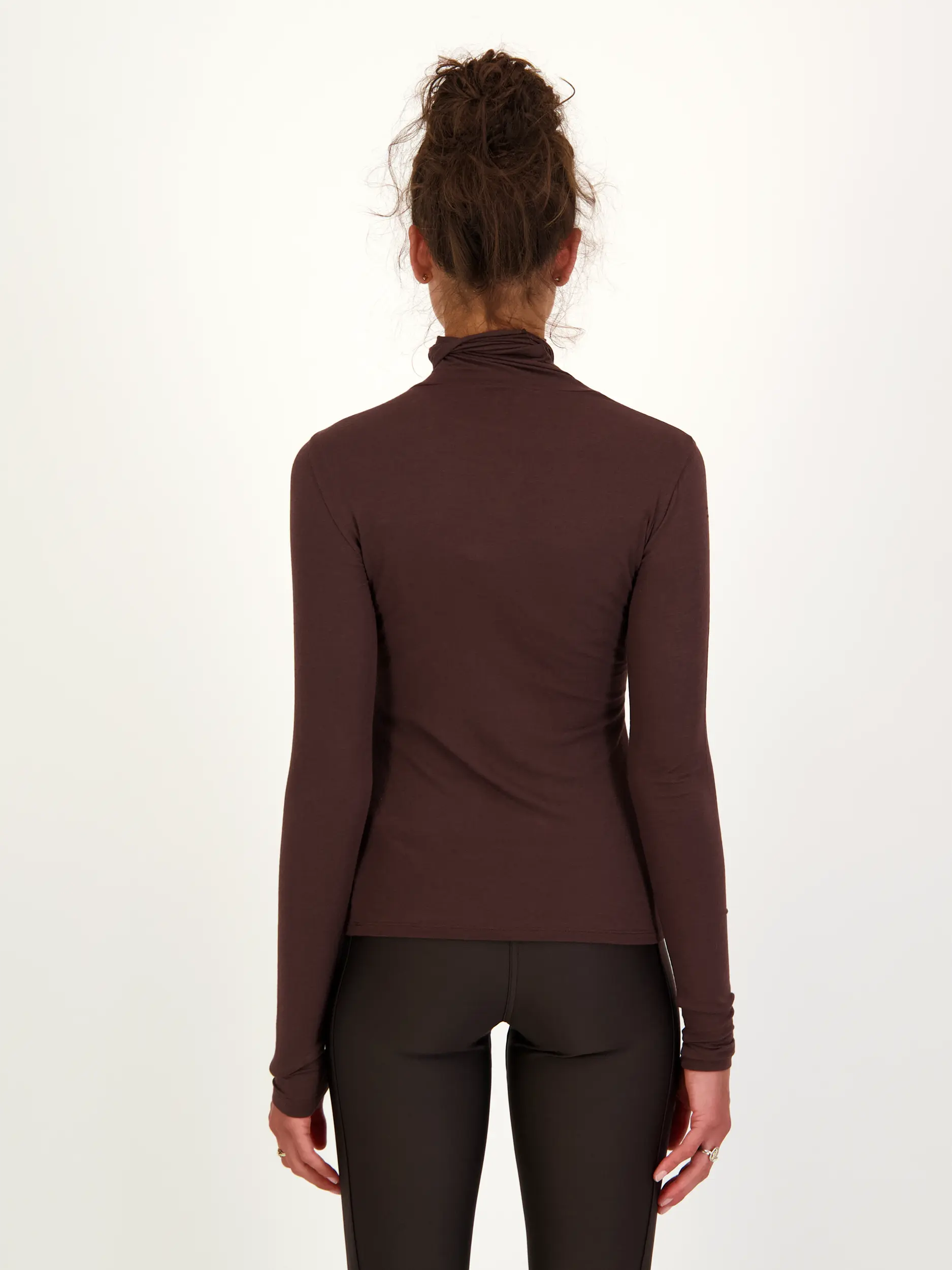 Langarmshirt 'Chic Comfort' - Artikel Rückseite getragen von einem Modell - Farbe: Braun
