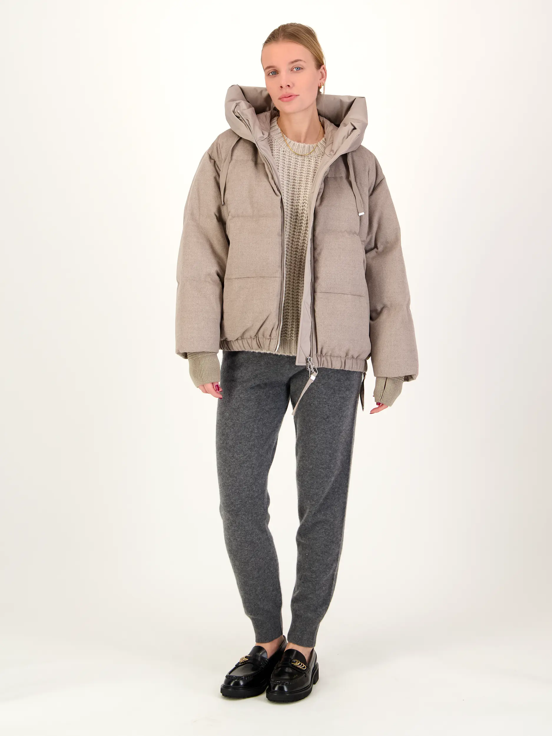 Pullover aus Kaschmir langarm - Artikel Teil eines Outfits getragen von einem Modell - Farbe: Creme