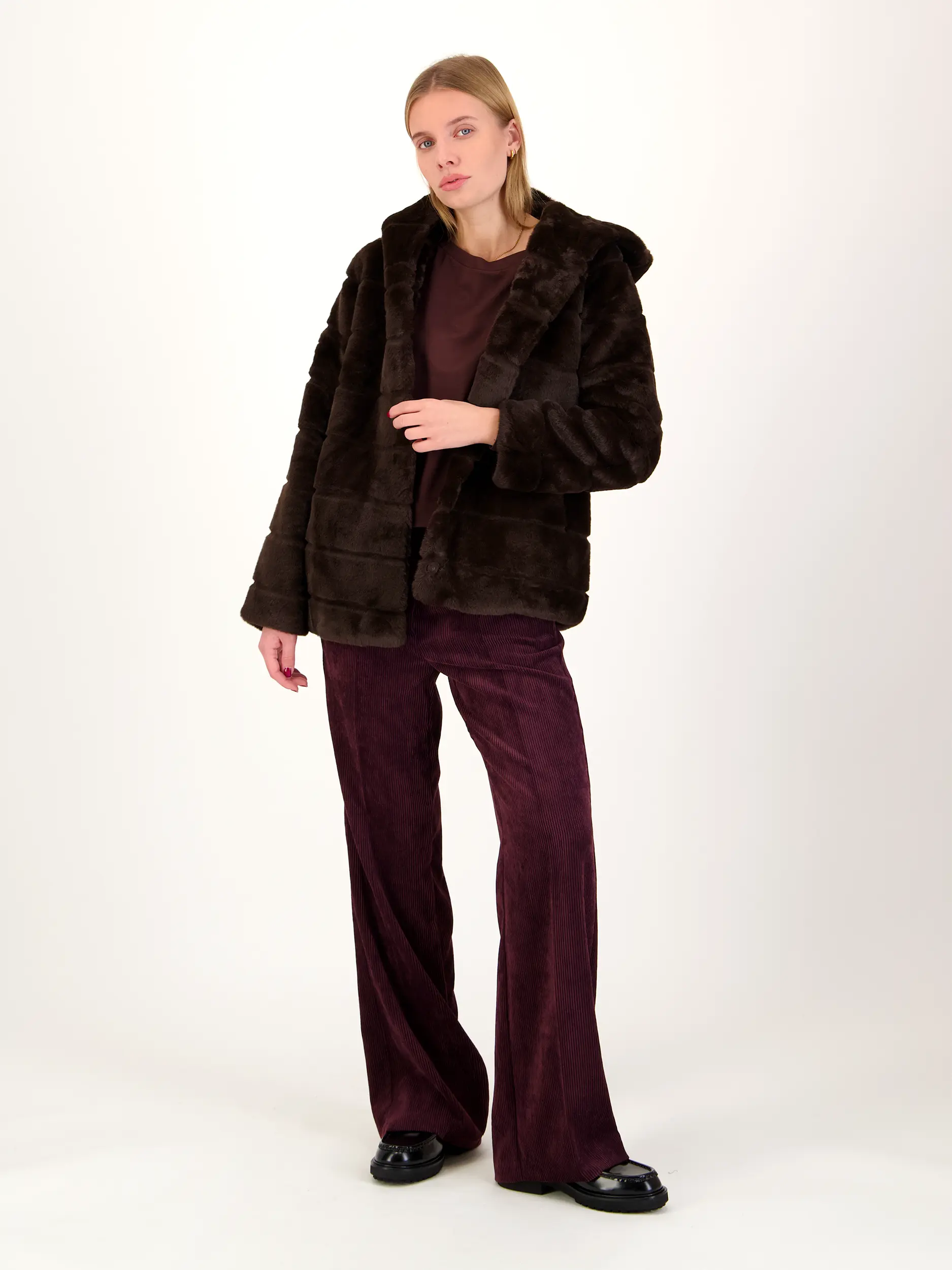 Jacke 'Goldy' - Artikel Teil eines Outfits getragen von einem Modell - Farbe: Braun