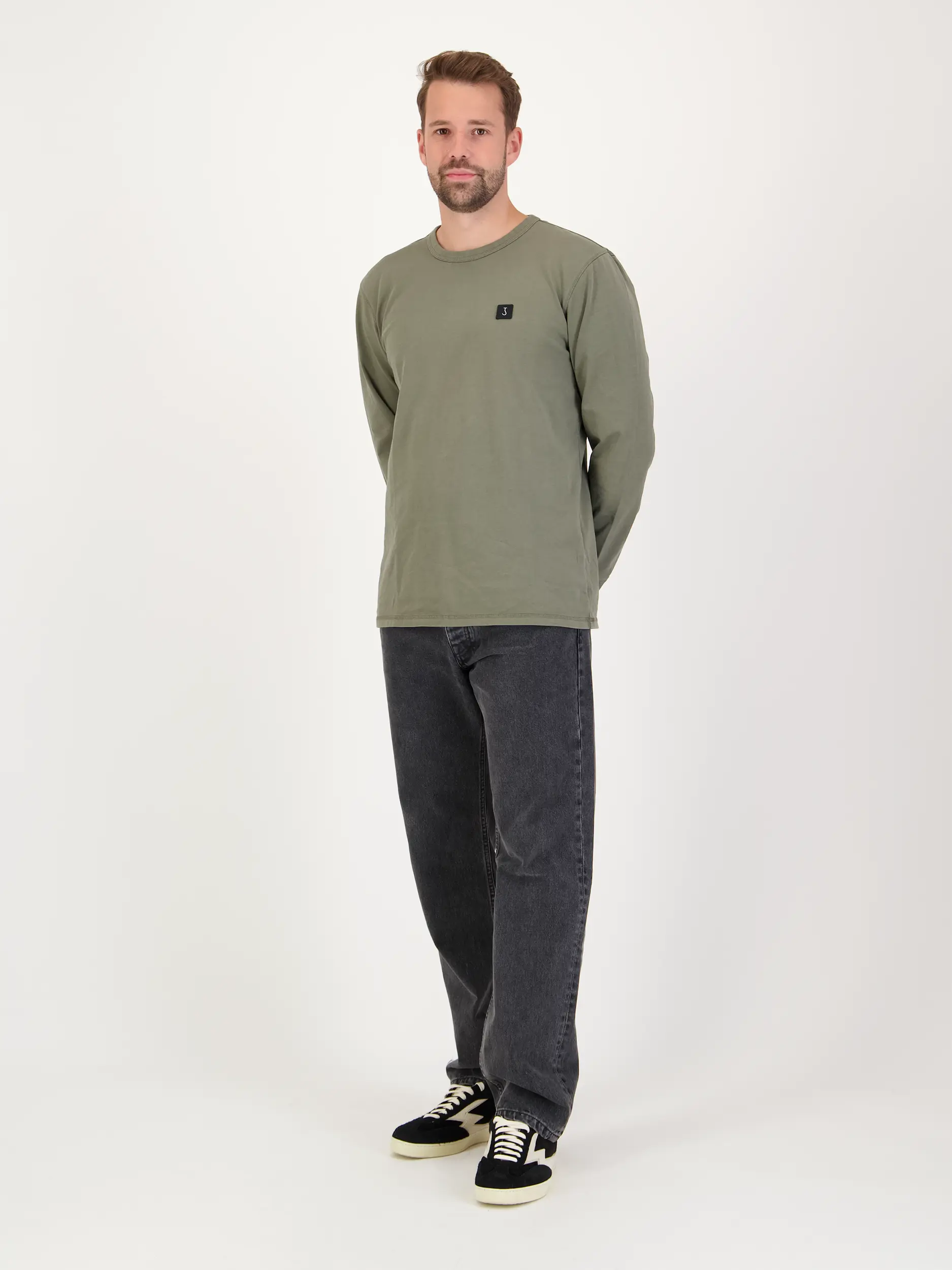 Langarmshirt - Artikel Teil eines Outfits getragen von einem Modell - Farbe: Grün