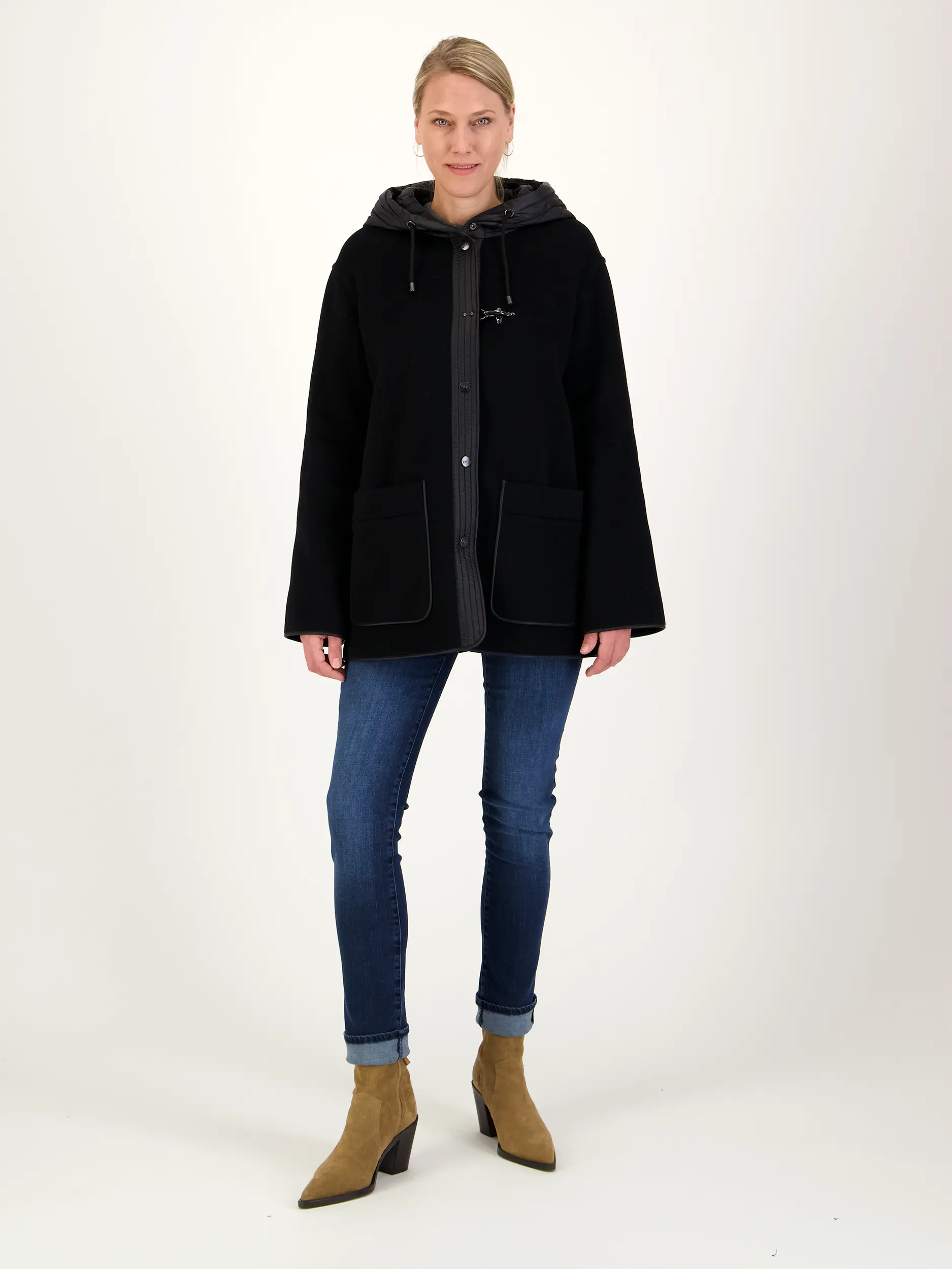 Wolljacke - Artikel Teil eines Outfits getragen von einem Modell - Farbe: Schwarz