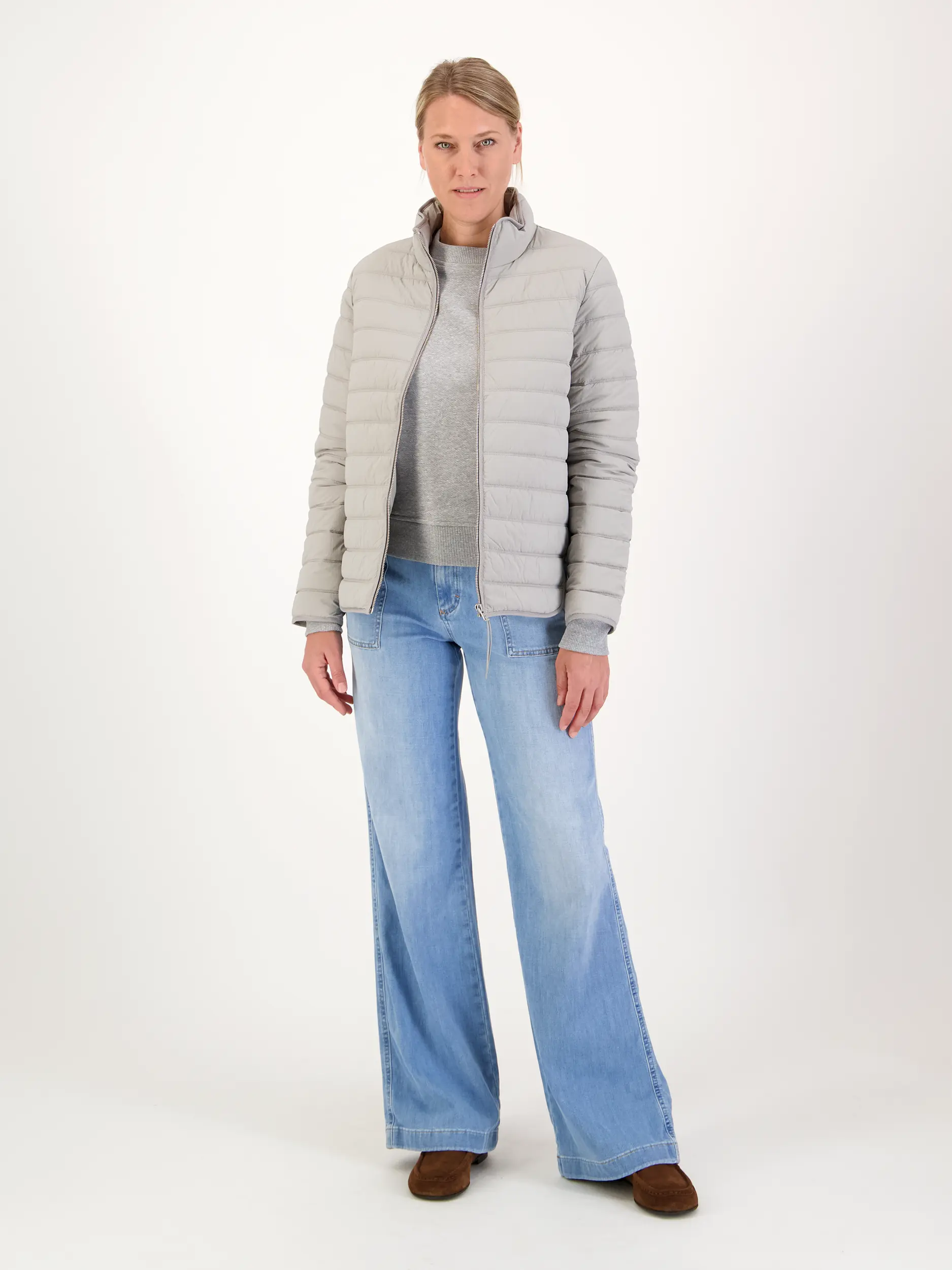 Steppjacke - Artikel Teil eines Outfits getragen von einem Modell - Farbe: Grau