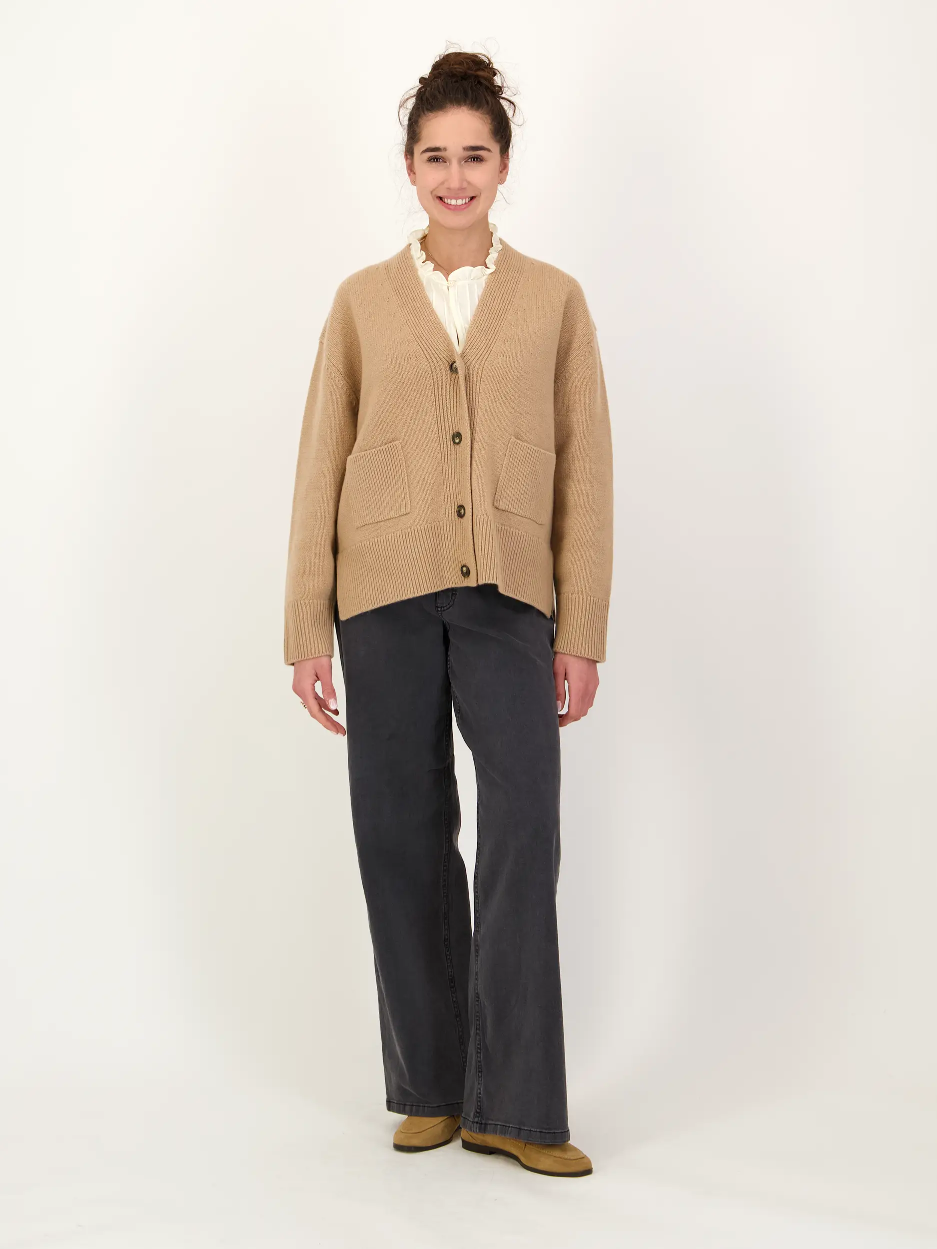 Strickjacke langarm - Artikel Teil eines Outfits getragen von einem Modell - Farbe: Braun