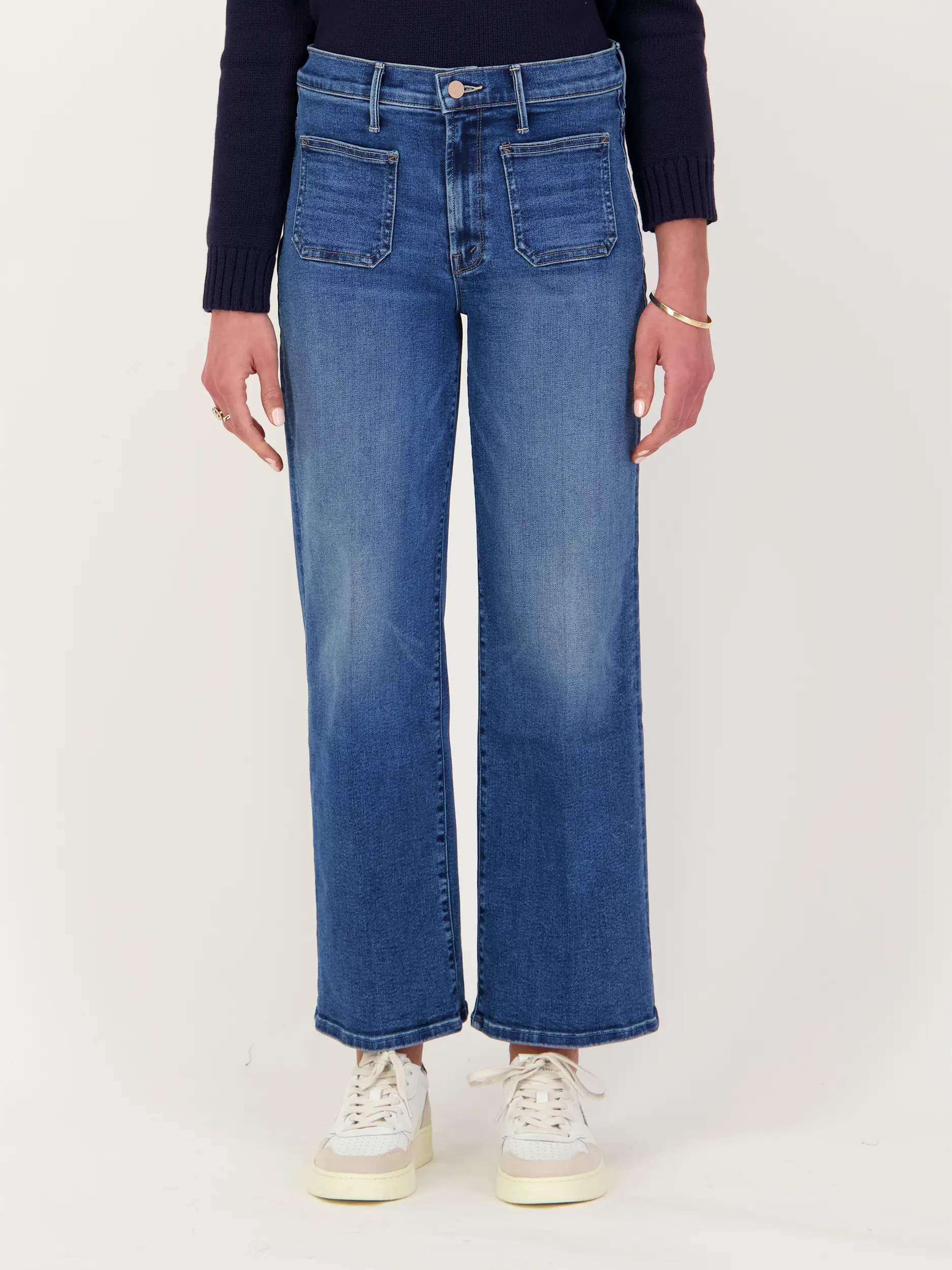 Mid Rise Straight Leg Jeans - Artikel Vorderseite getragen von einem Modell - Farbe: Blau