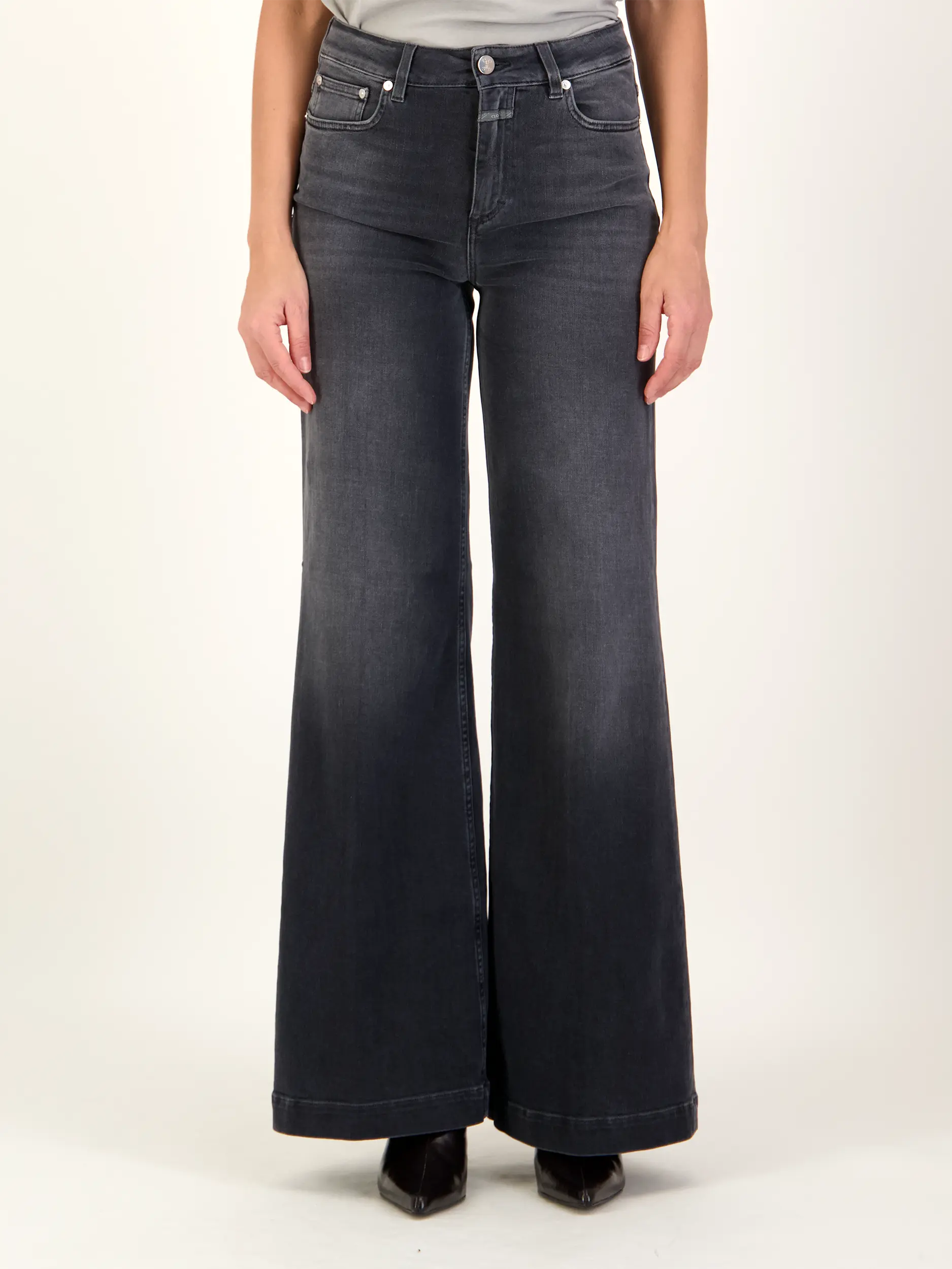 High Rise Wide Leg Jeans 'Glow-up' - Artikel Vorderseite getragen von einem Modell
