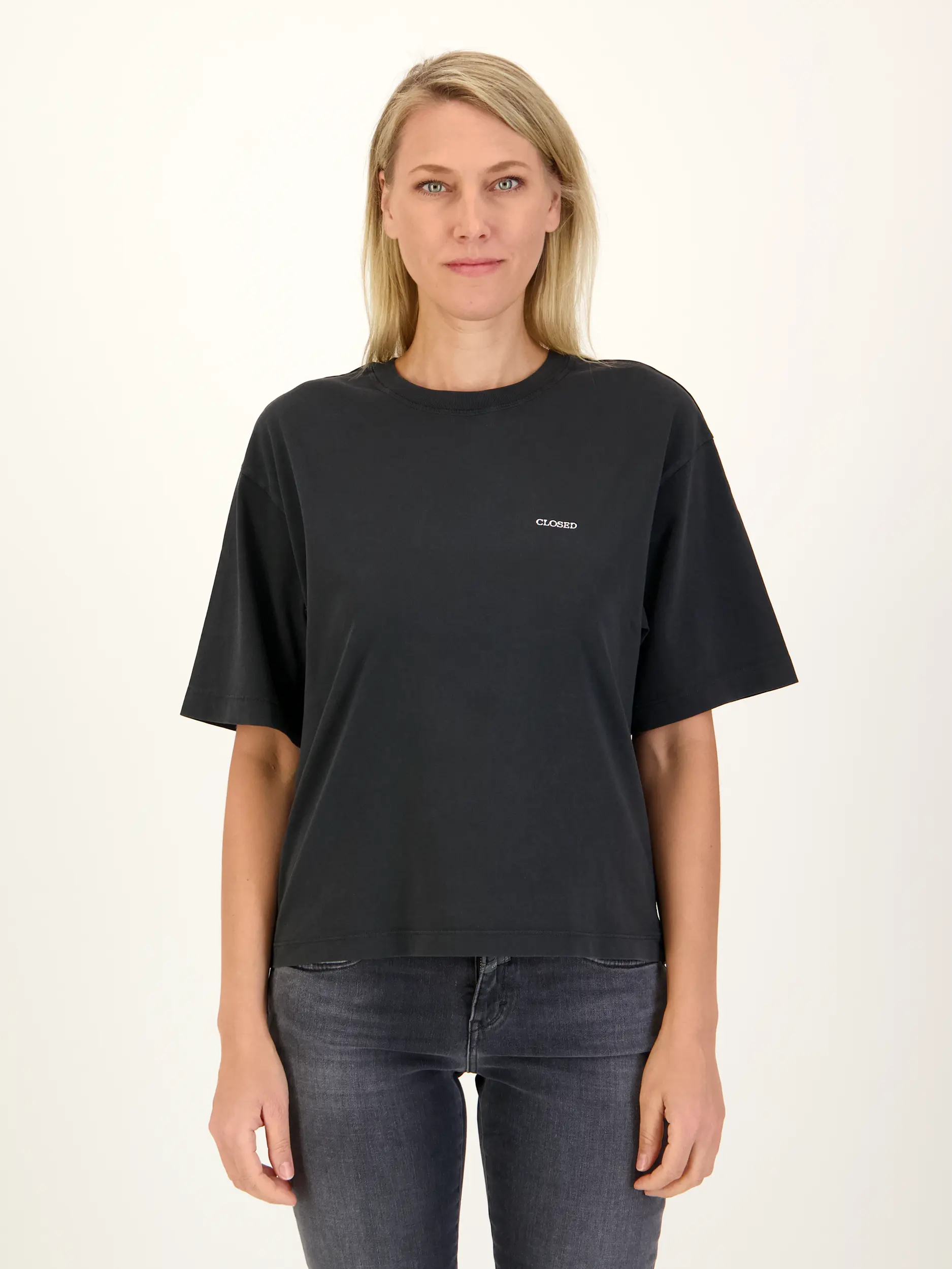 T-Shirt mit Logo - Artikel Vorderseite getragen von einem Modell