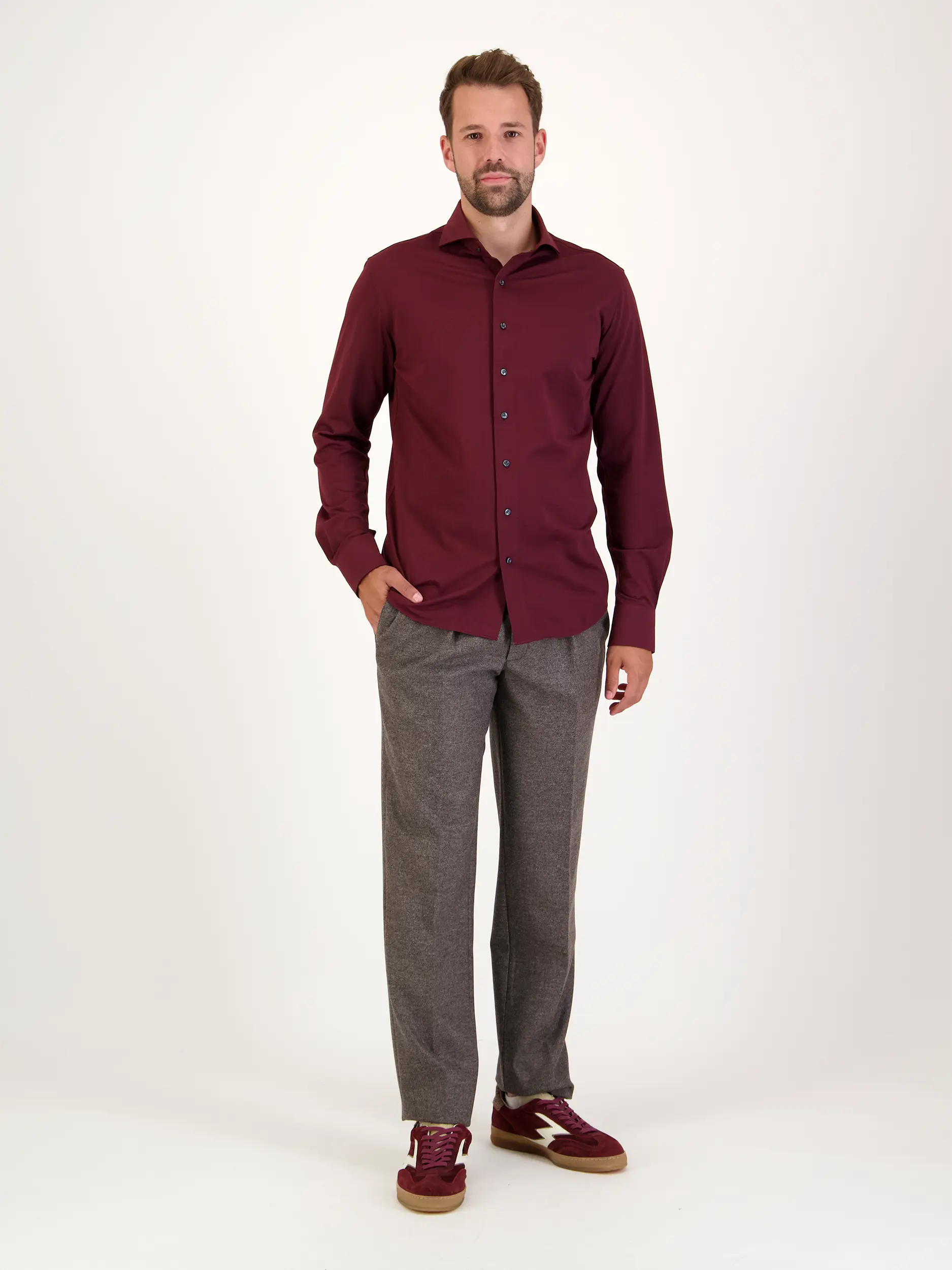 Hemd mit Haifischkragen langarm - Artikel Teil eines Outfits getragen von einem Modell - Farbe: Rot