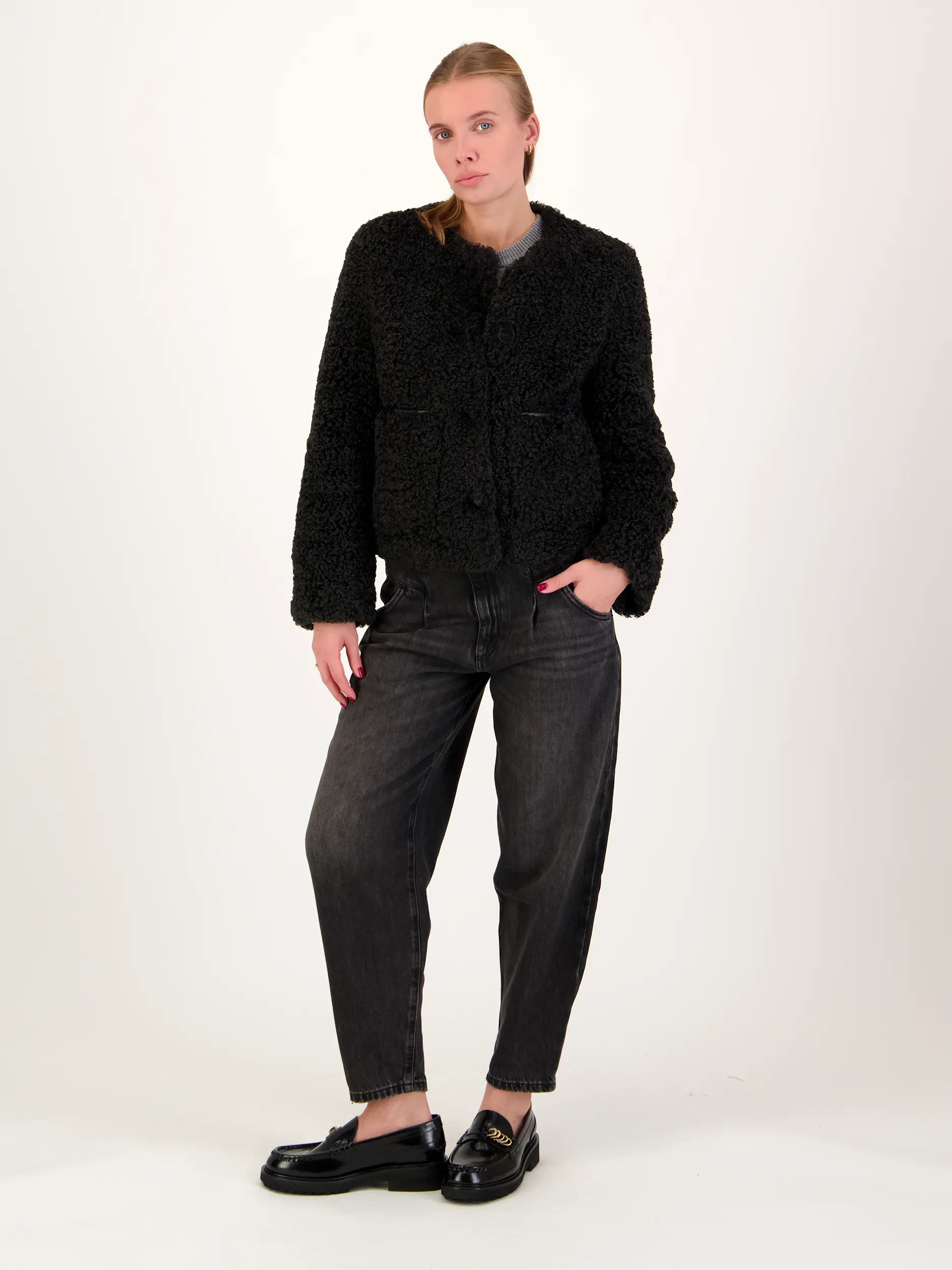 Teddyjacke 'Emilia' - Artikel Teil eines Outfits getragen von einem Modell - Farbe: Schwarz