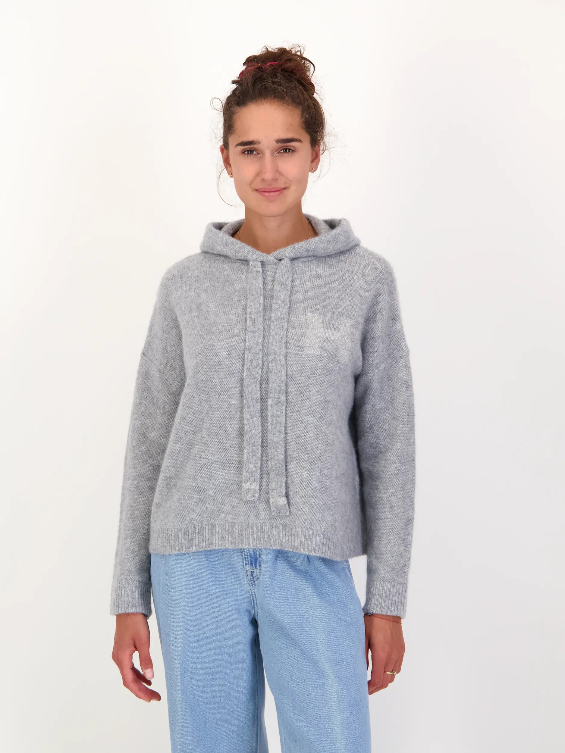 Kapuzenpullover aus Kaschmir-Mix langarm - Artikel Vorderseite getragen von einem Modell - Farbe: Grau