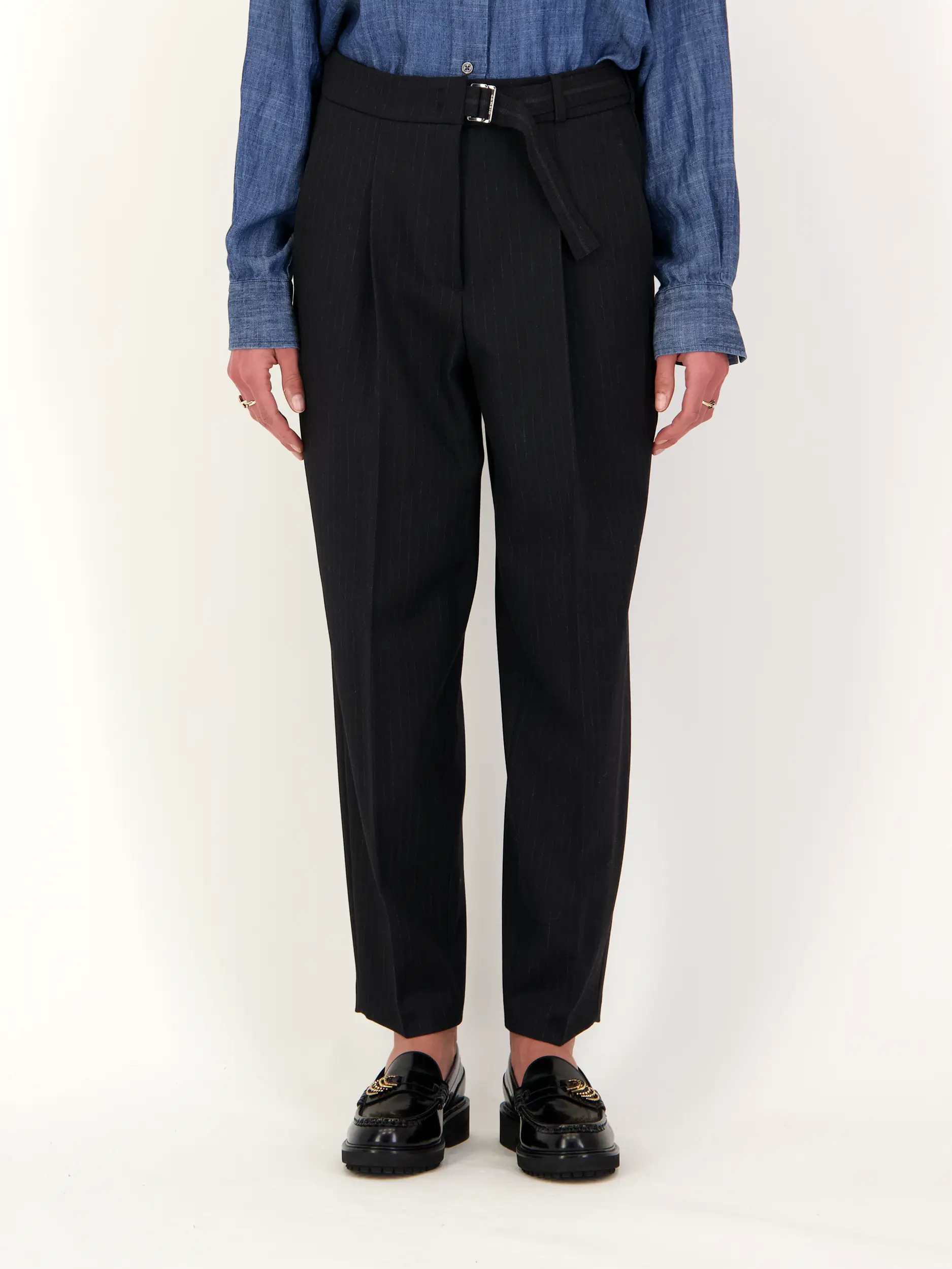 Gestreifte Bundfaltenhose 'Elaine pleat' - Artikel Vorderseite getragen von einem Modell - Farbe: Blau