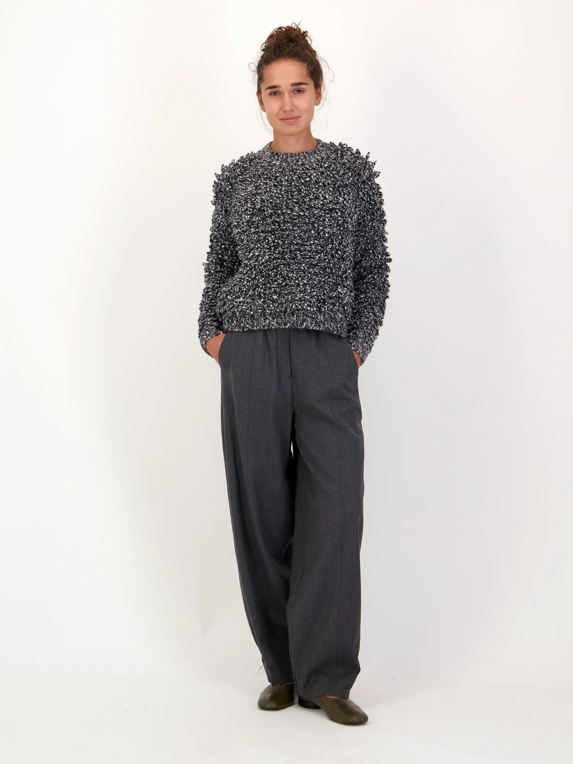 Grobstrick Pullover aus Woll-Mix langarm  - Artikel Teil eines Outfits getragen von einem Modell - Farbe: Schwarz