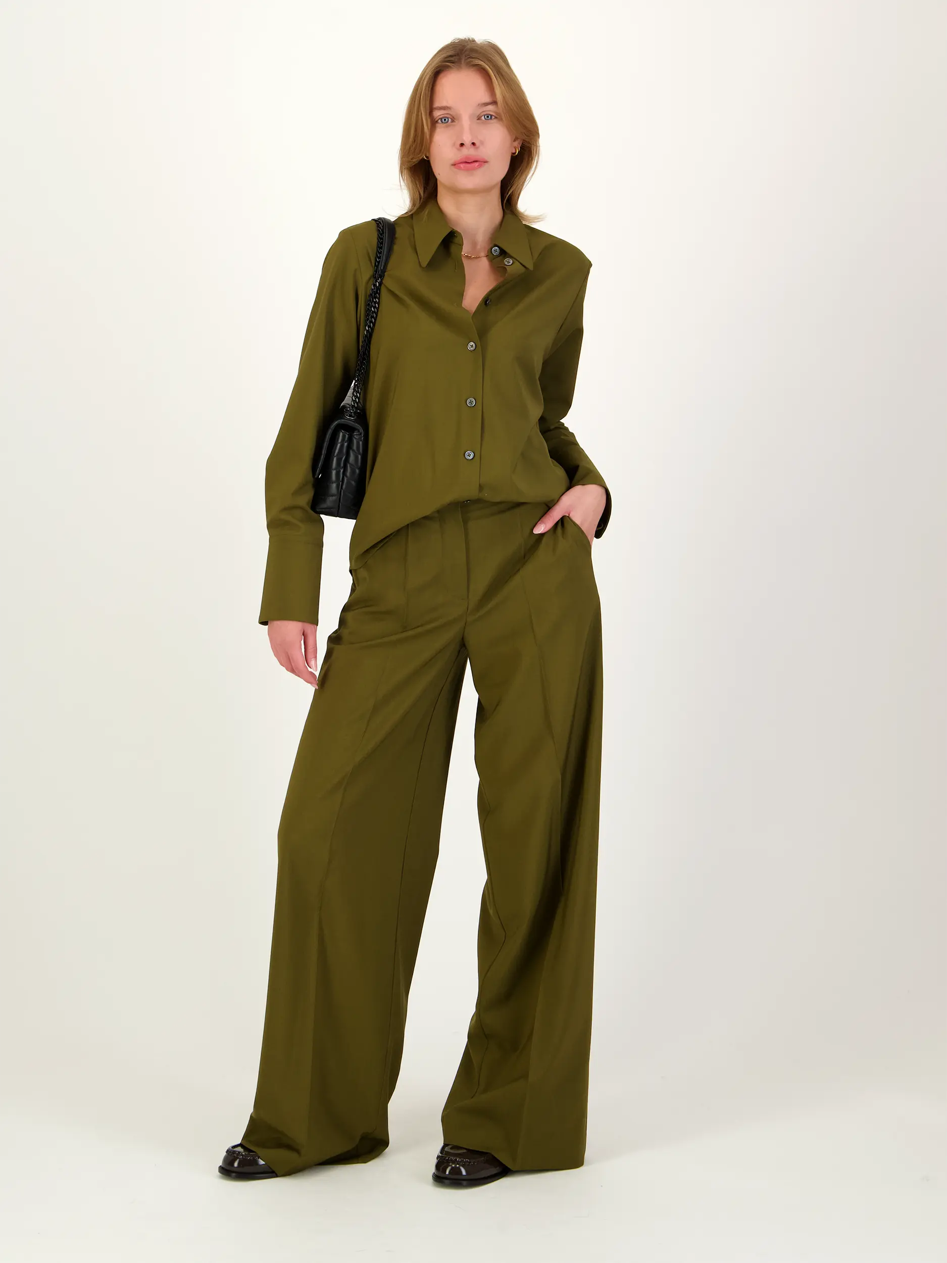 Bluse aus Wolle langarm - Artikel Teil eines Outfits getragen von einem Modell - Farbe: Grün