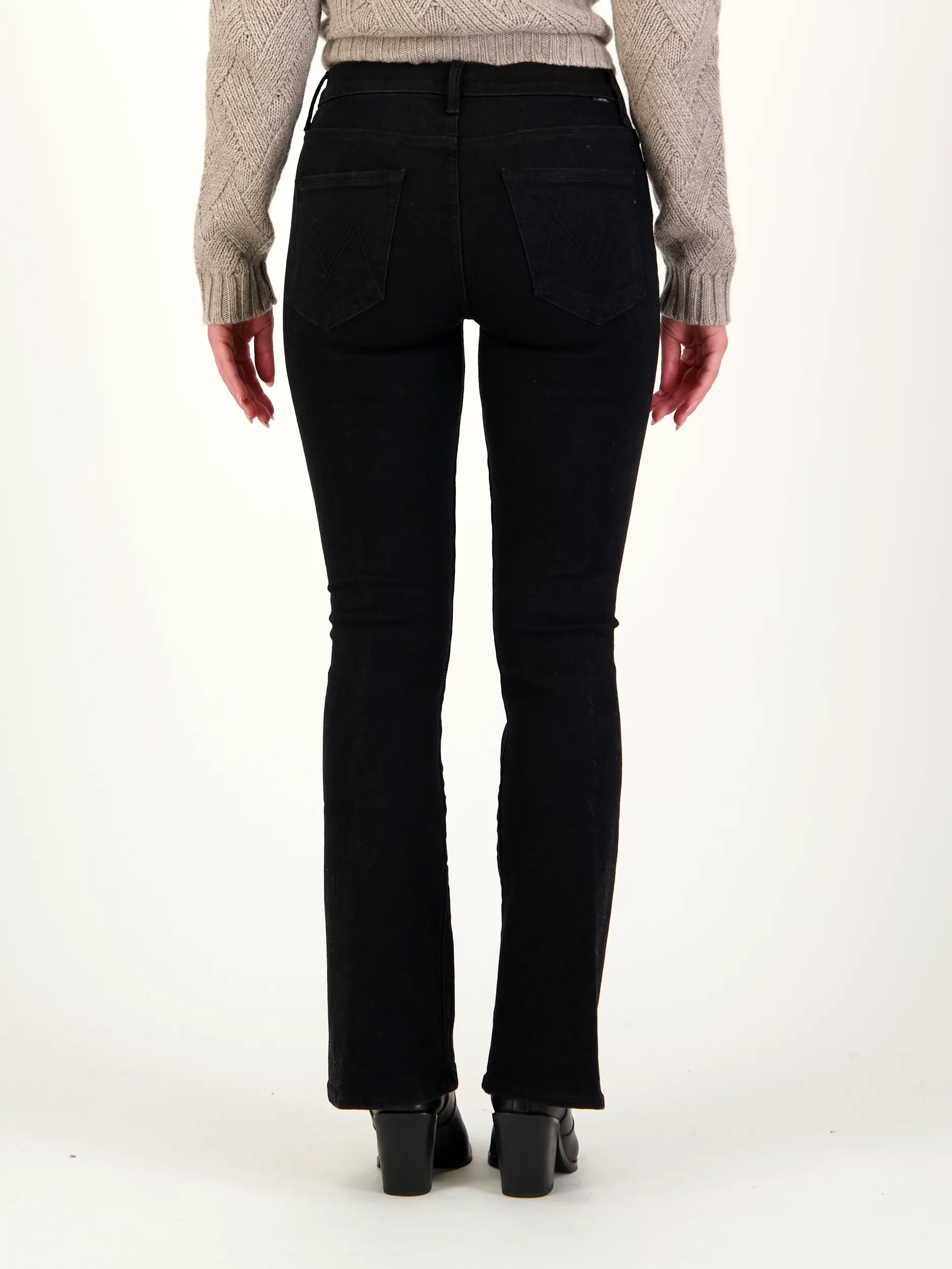 Mid Rise Flared Leg Jeans 'The Weekender' - Artikel Rückseite getragen von einem Modell - Farbe: Schwarz