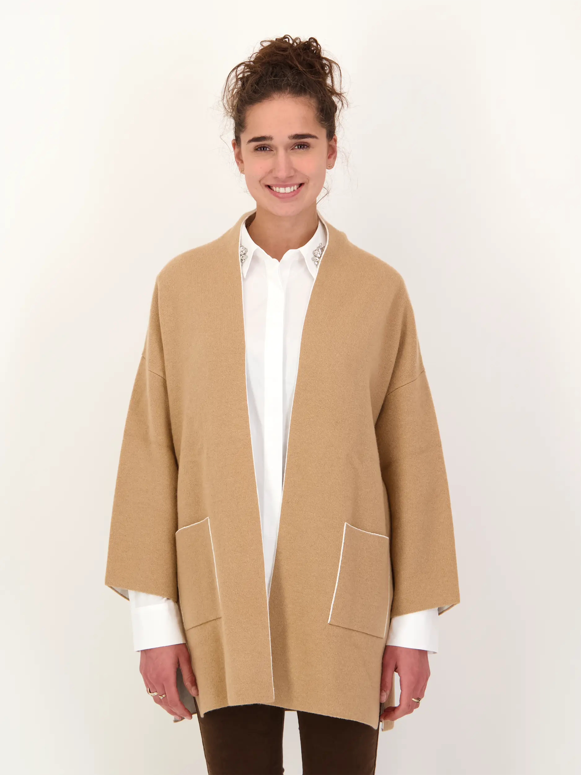 Strickjacke aus Wolle langarm - Artikel Vorderseite getragen von einem Modell - Farbe: Braun
