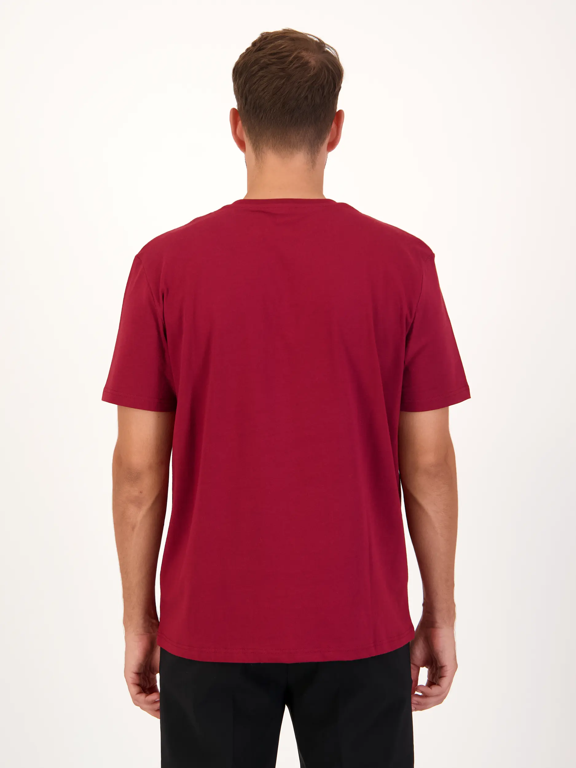 T-Shirt 'Jotto' - Artikel Rückseite getragen von einem Modell - Farbe: Rot