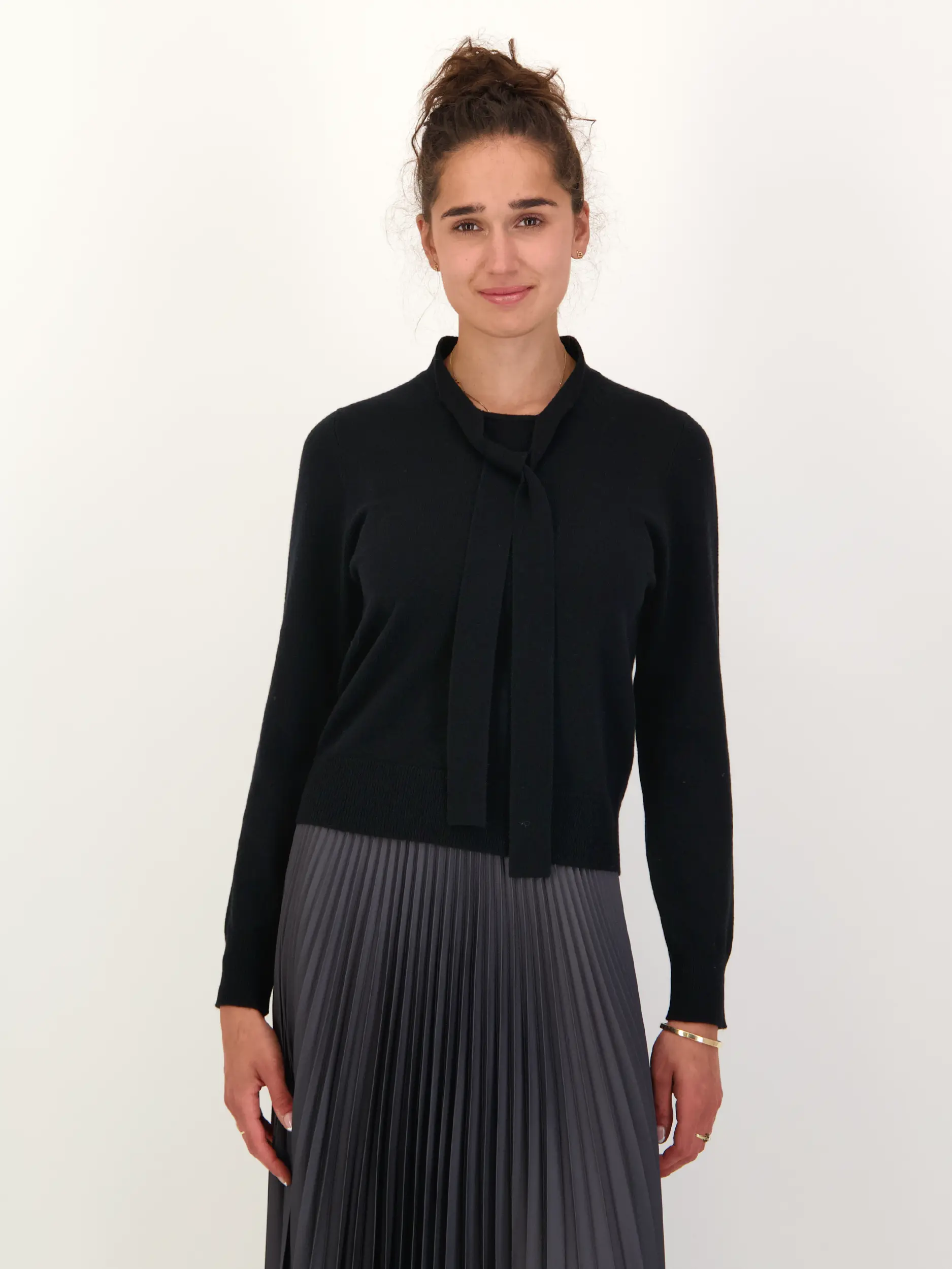 Pullover aus Wolle mit Schluppe langarm - Artikel Vorderseite getragen von einem Modell - Farbe: Schwarz