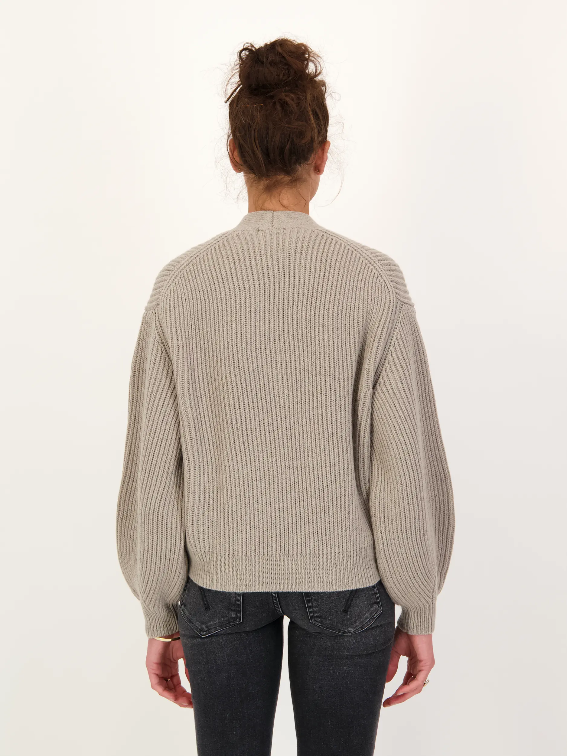 Strickjacke 'Coopie' aus Woll-Mix - Artikel Rückseite getragen von einem Modell - Farbe: Braun
