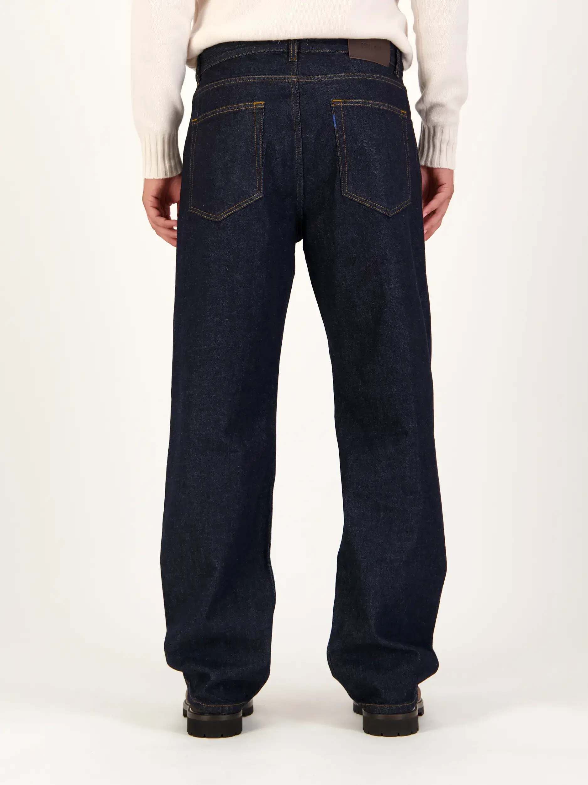 Mid Rise Wide Leg Jeans 'Otis' - Artikel Rückseite getragen von einem Modell - Farbe: Blau