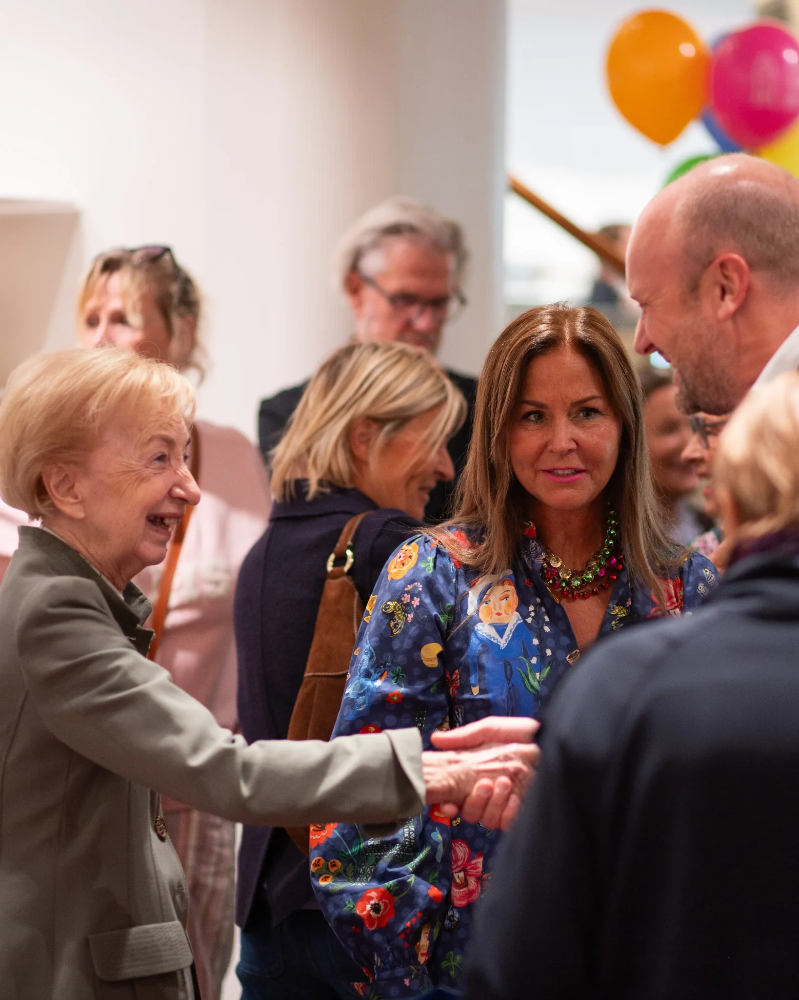 Begrüßung zwischen zwei Frauen beim Maison-Common-Event
