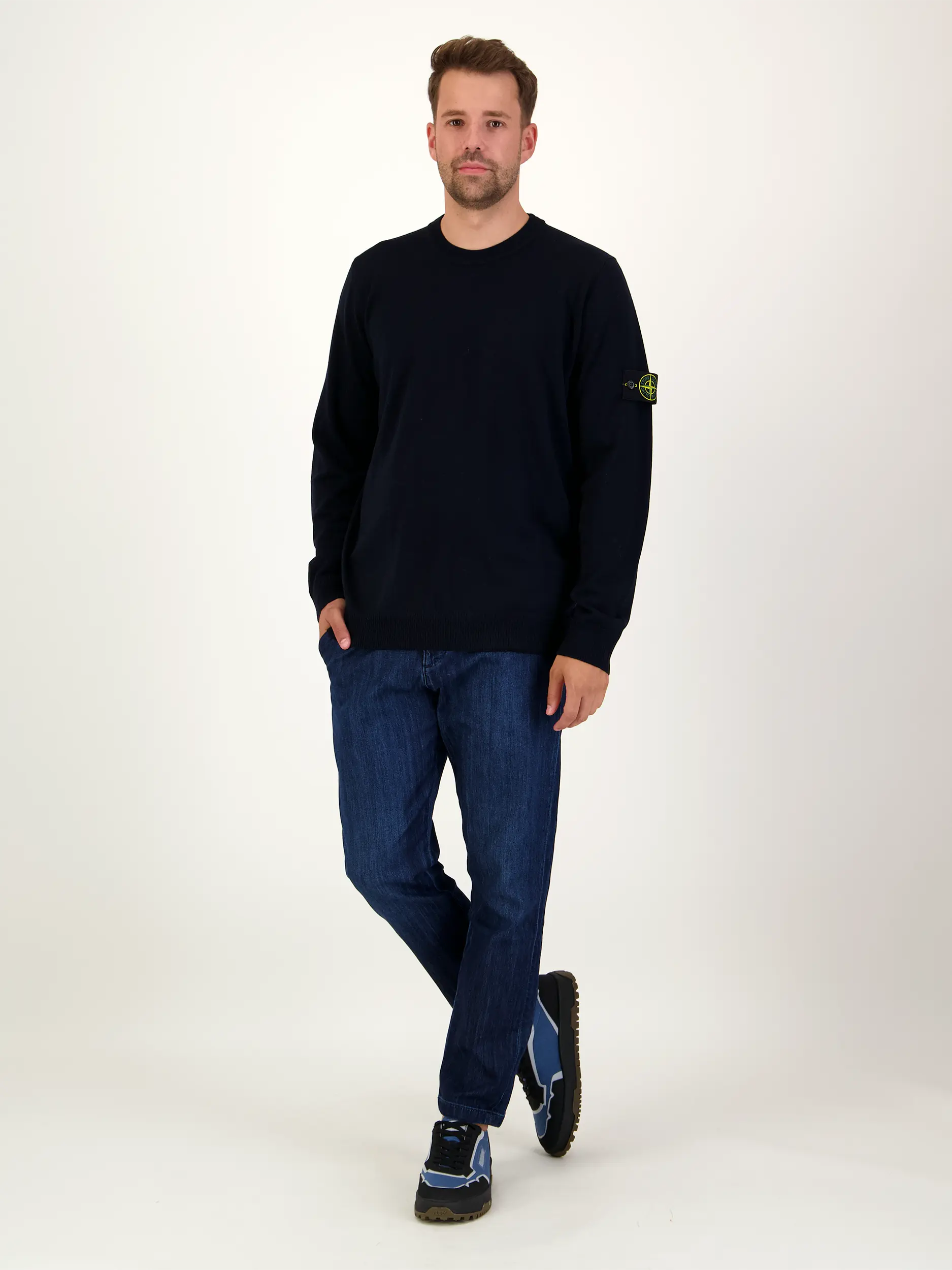 Pullover aus Schurwolle langarm - Artikel Teil eines Outfits getragen von einem Modell