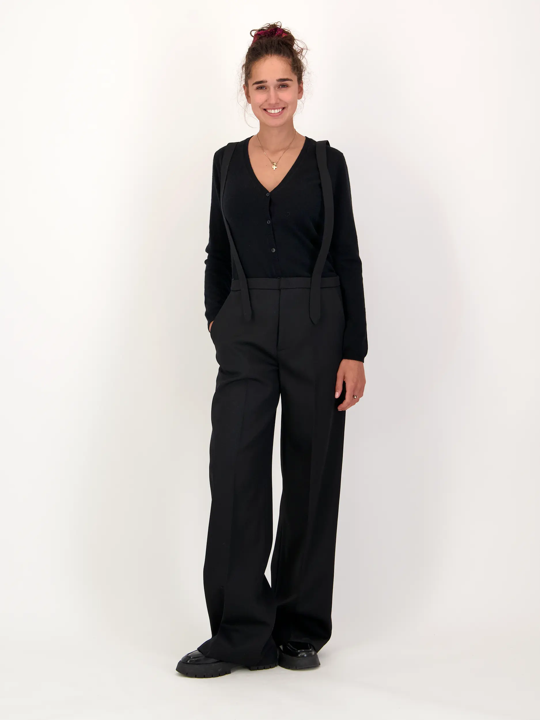 Strickjacke aus Kaschmir - Artikel Teil eines Outfits getragen von einem Modell - Farbe: Schwarz