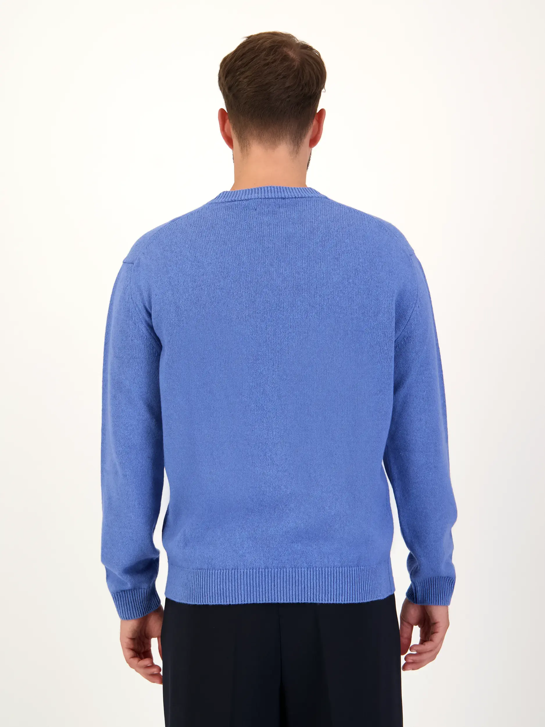 Pullover aus Kaschmir langarm - Artikel Rückseite getragen von einem Modell - Farbe: Blau