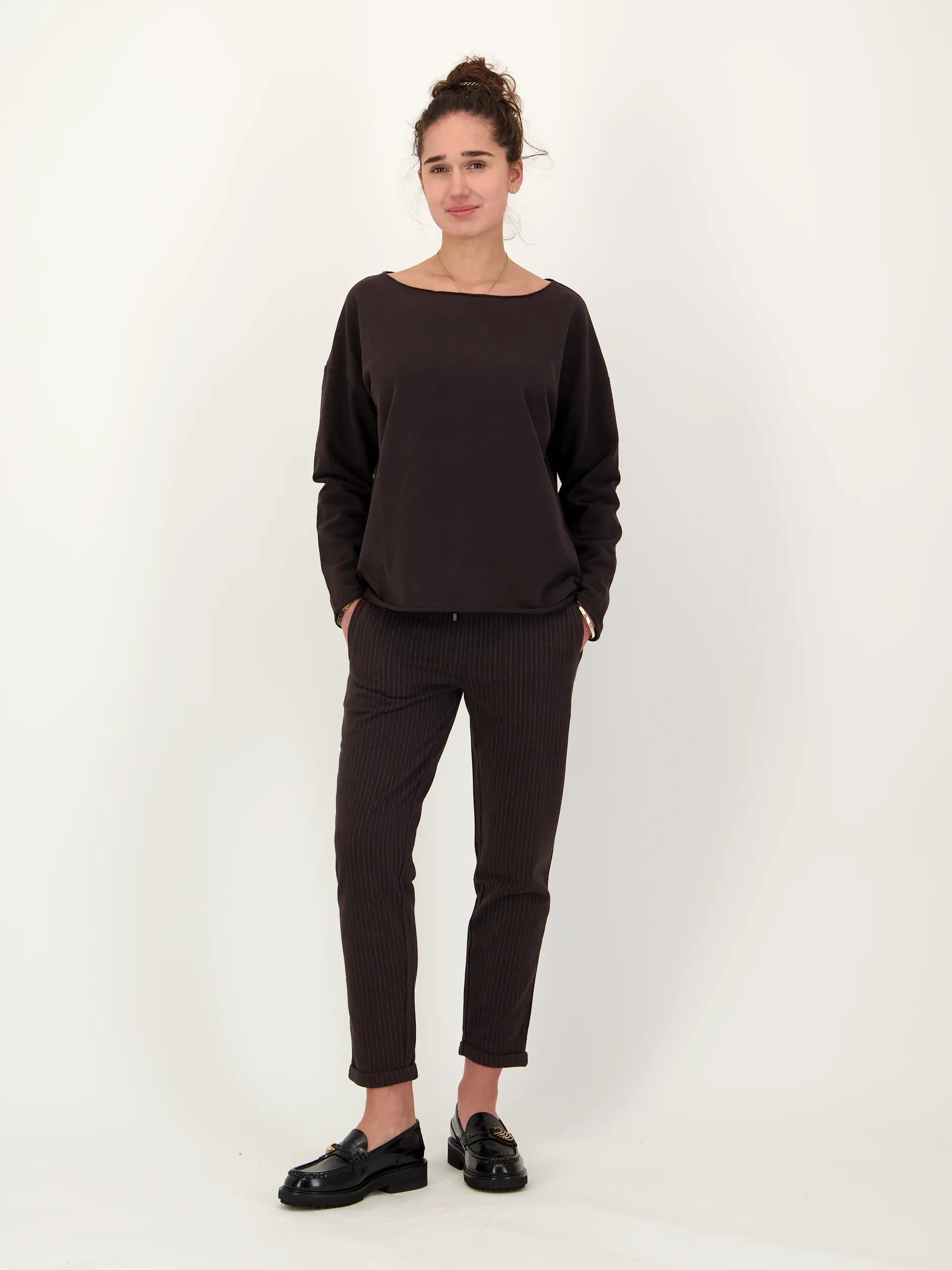 Gestreifte Sweathose 'Margie' - Artikel Teil eines Outfits getragen von einem Modell - Farbe: Schwarz