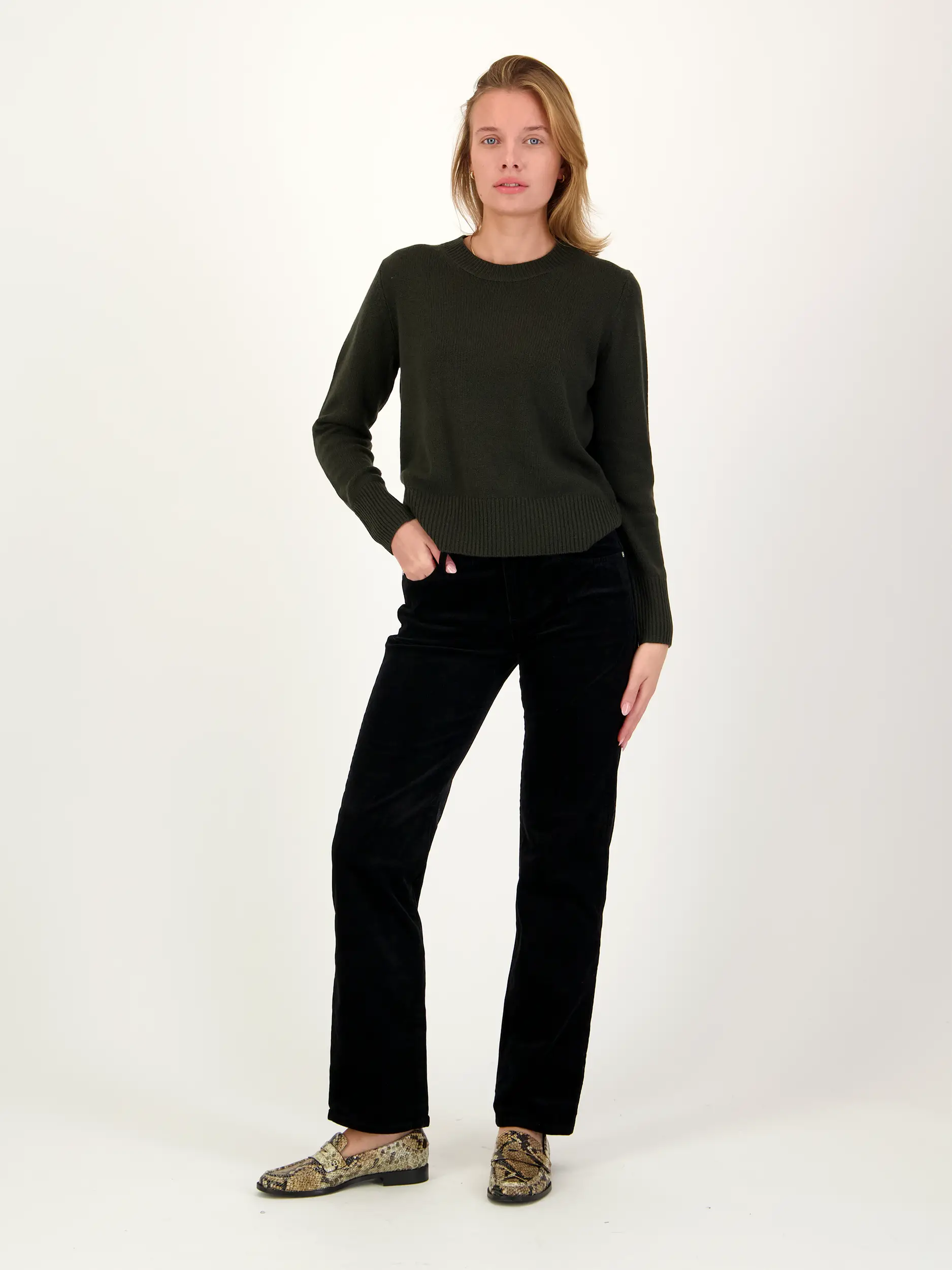 Cordhose 'Calie' - Artikel Teil eines Outfits getragen von einem Modell - Farbe: Schwarz