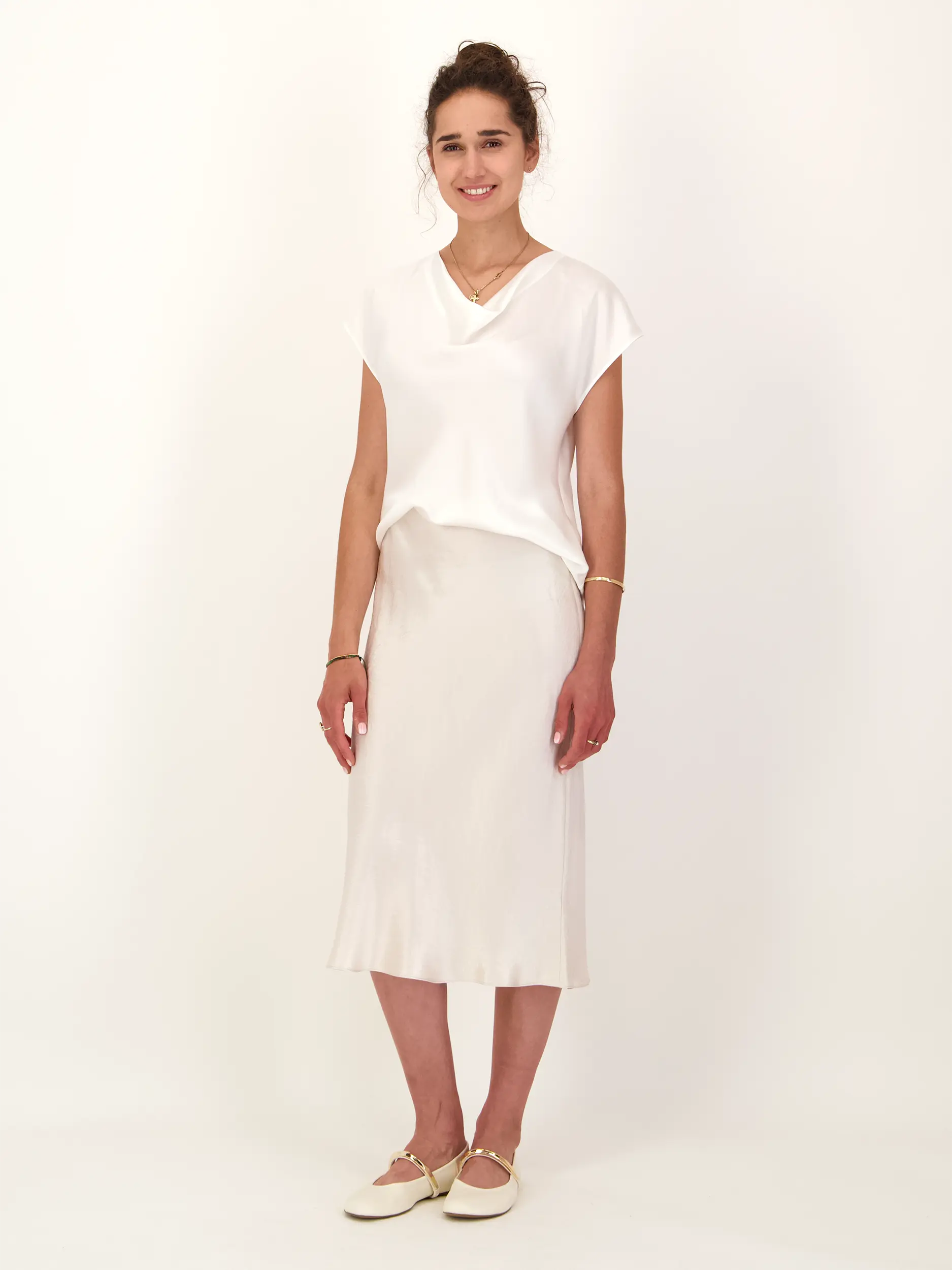 Seidenbluse kurzarm - Artikel Teil eines Outfits getragen von einem Modell