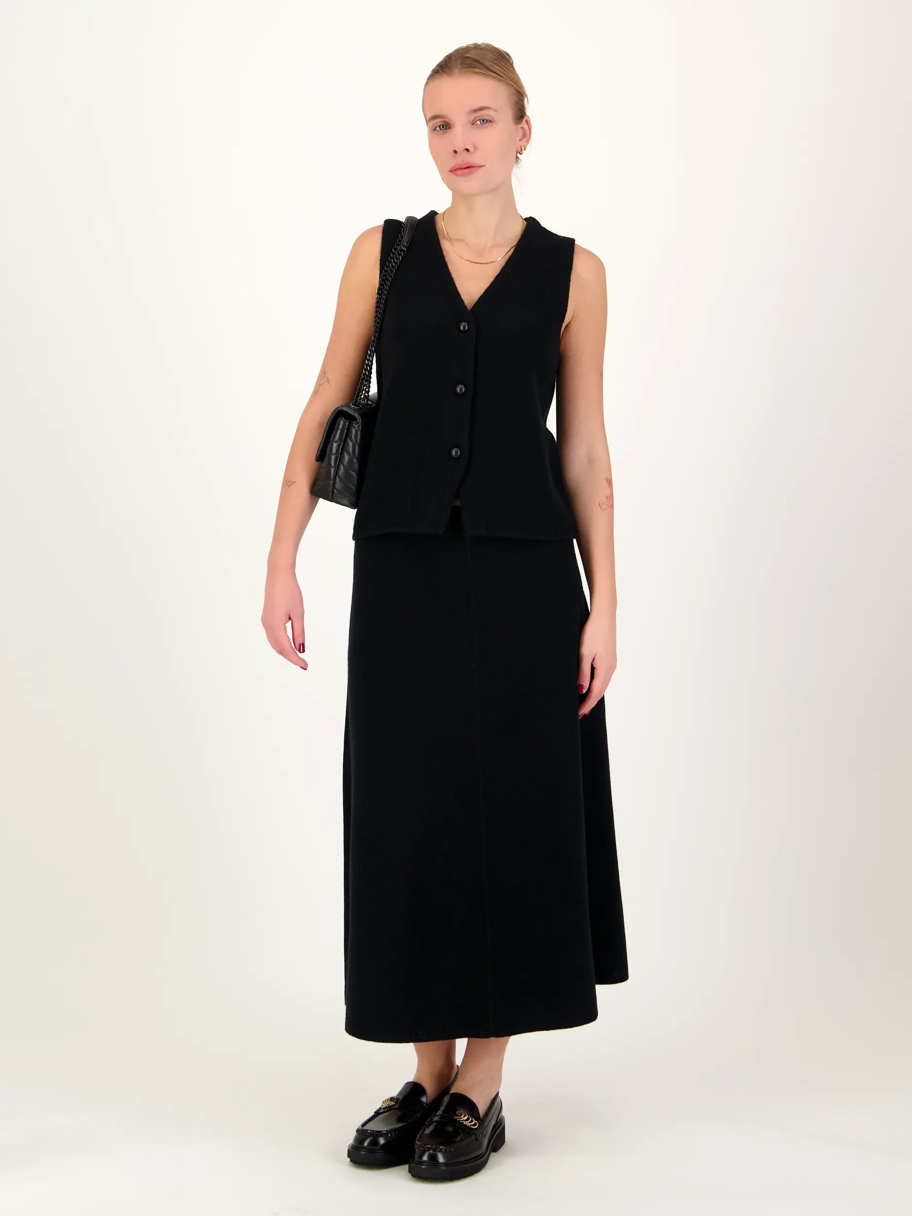 Weste aus Woll-Mix - Artikel Teil eines Outfits getragen von einem Modell - Farbe: Schwarz