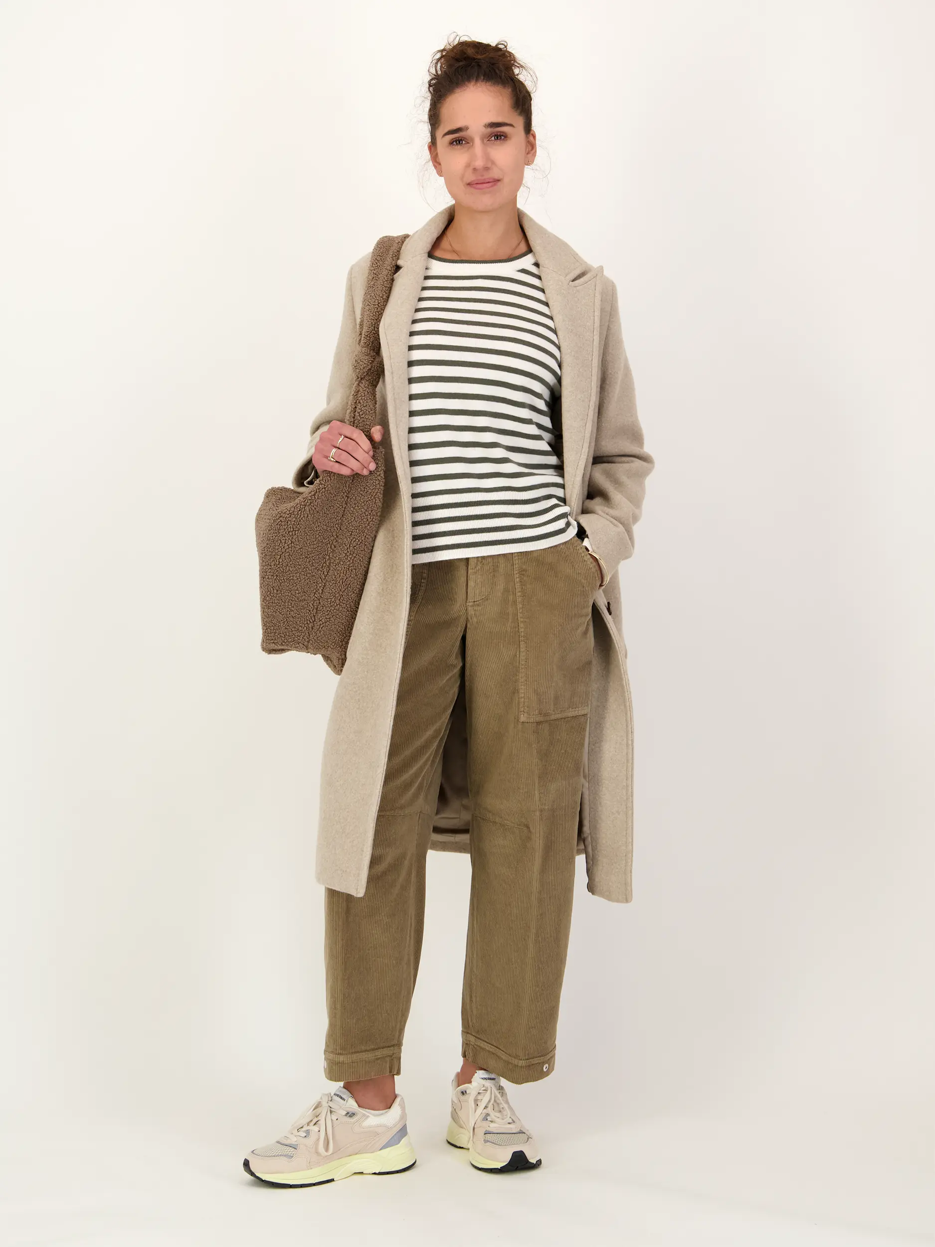 Cordhose 'Rhannon' - Artikel Teil eines Outfits getragen von einem Modell - Farbe: Braun