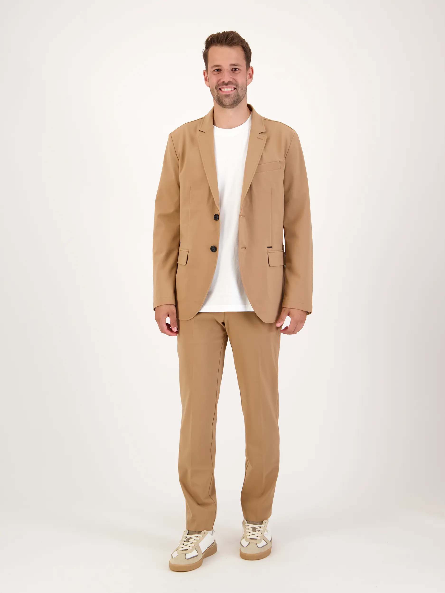 Hose 'Palas' - Artikel Teil eines Outfits getragen von einem Modell - Farbe: Braun