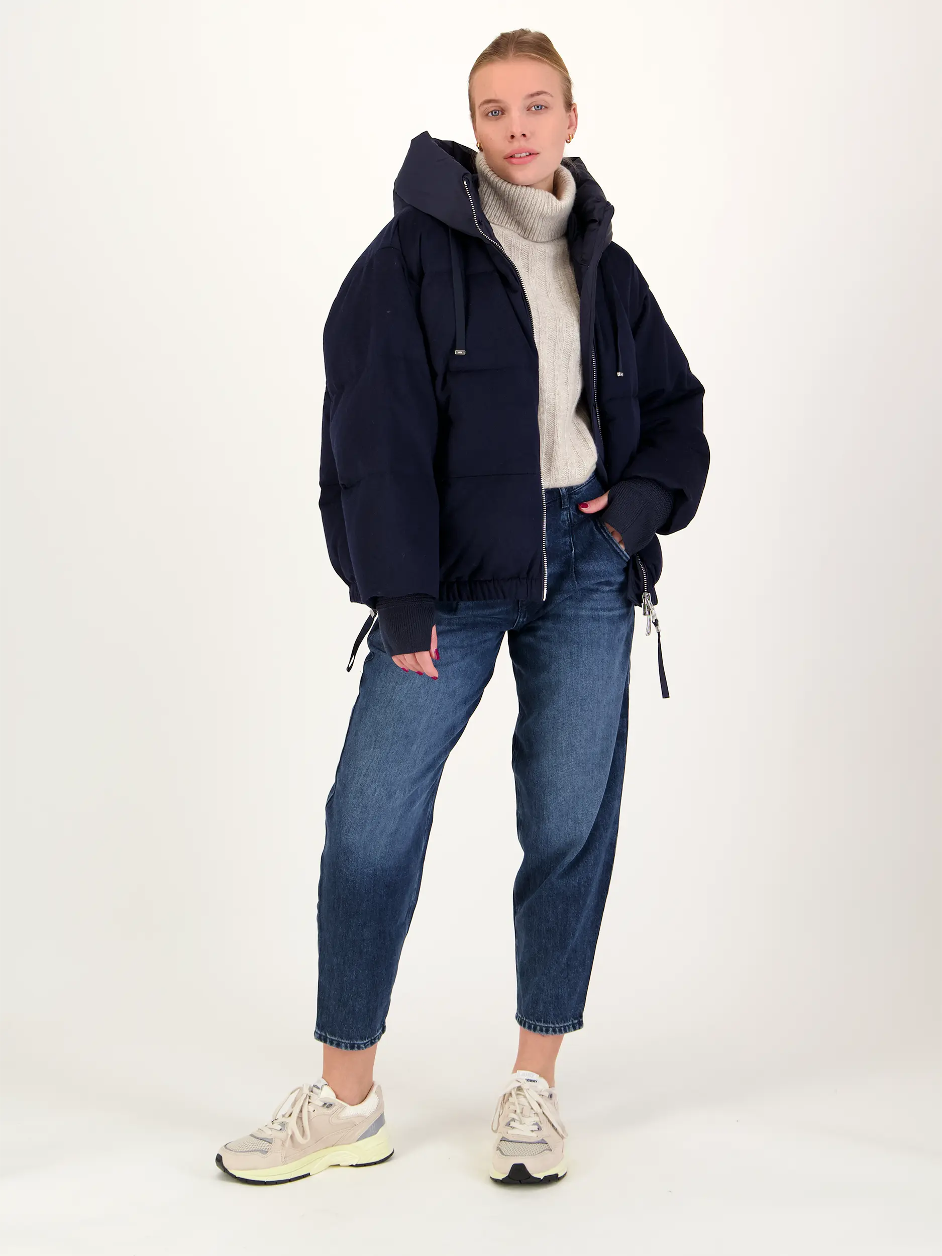 Daunenjacke - Artikel Teil eines Outfits getragen von einem Modell - Farbe: Blau