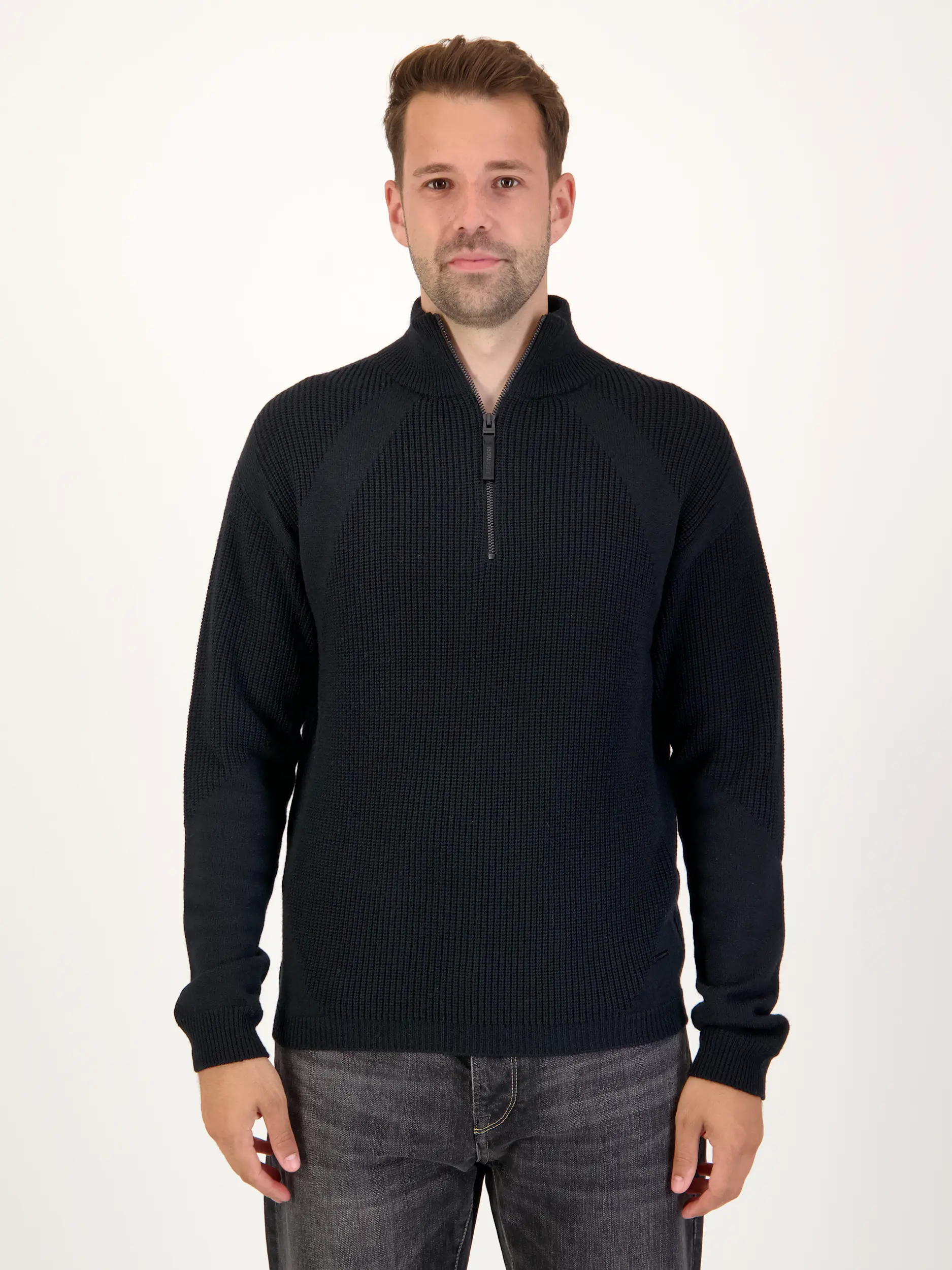 Pullover 'Flint' aus Woll-Mix langarm - Artikel Vorderseite getragen von einem Modell - Farbe: Schwarz