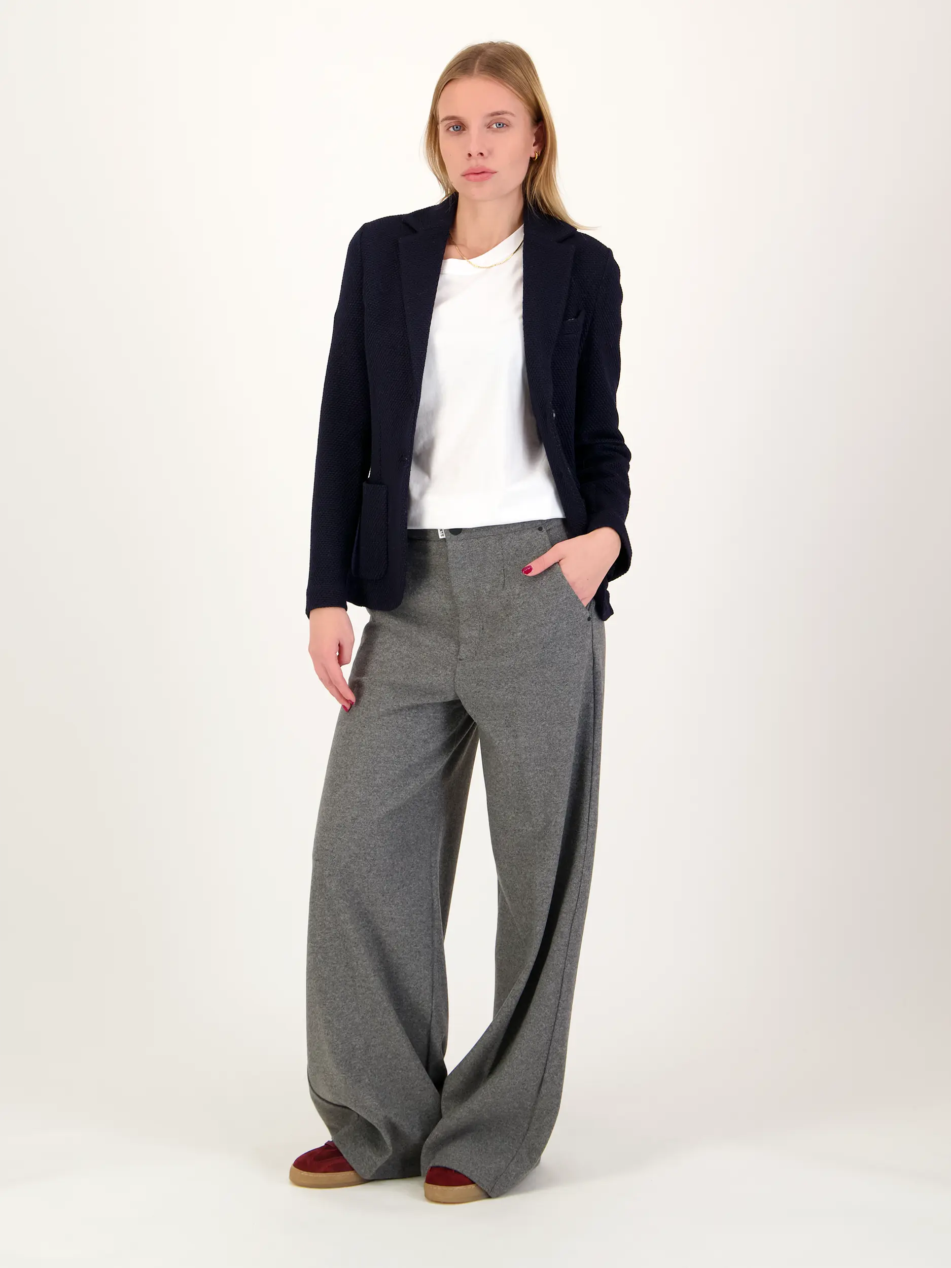 Strukturierter Blazer aus Schurwolle - Artikel Teil eines Outfits getragen von einem Modell - Farbe: Blau
