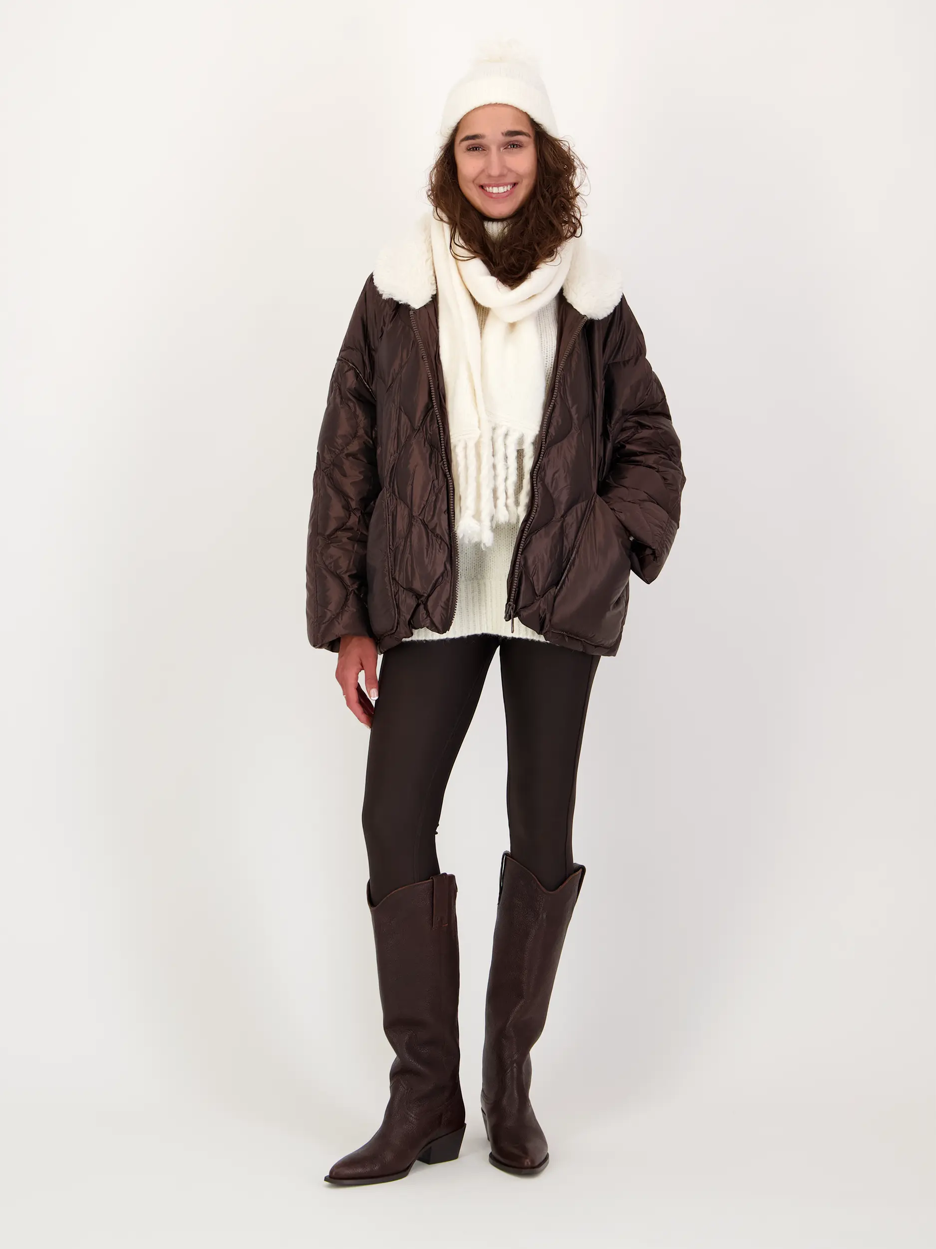 Steppjacke 'Cozy Coolness' - Artikel Teil eines Outfits getragen von einem Modell - Farbe: Braun
