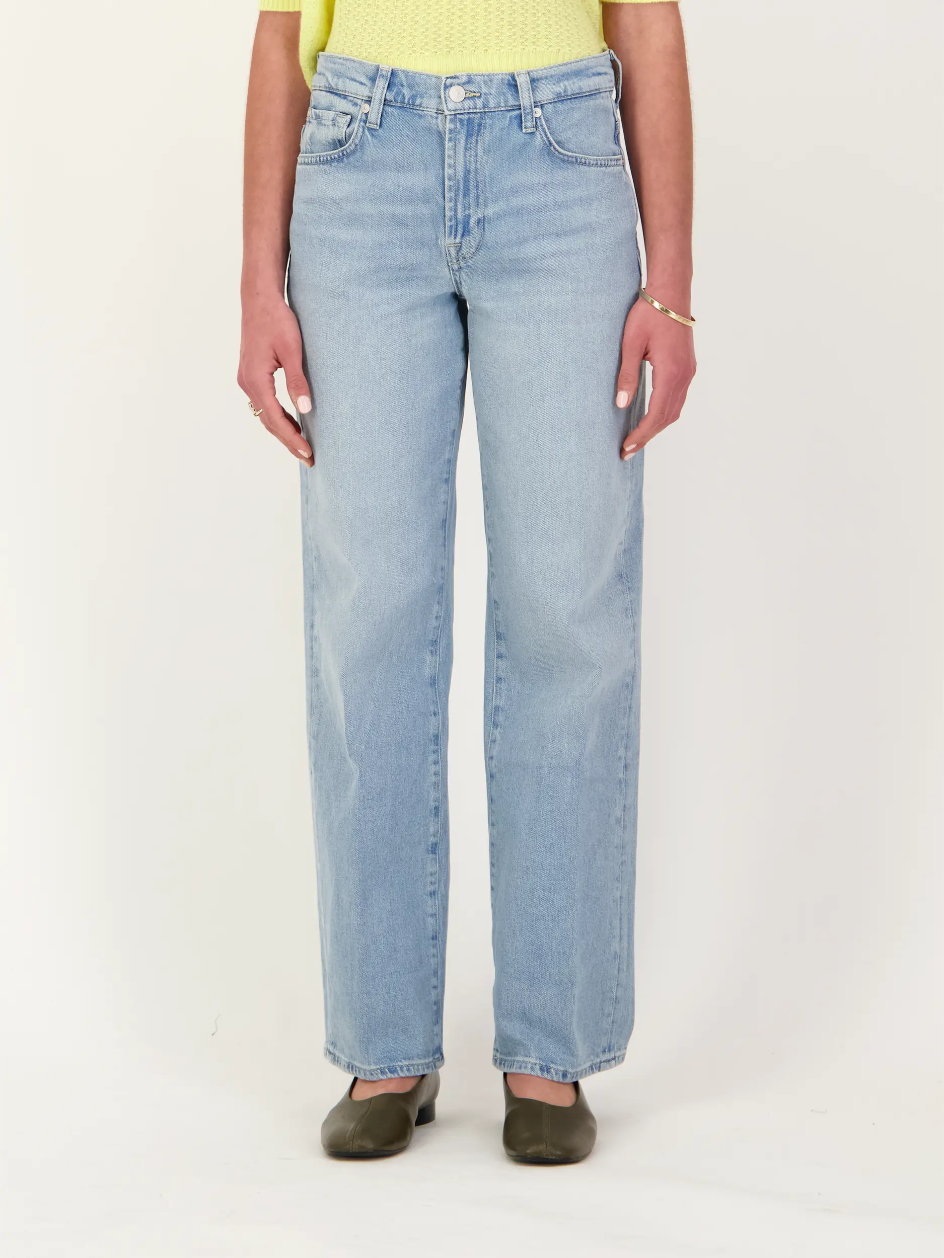 Mid Rise Straight Leg Jeans 'Stove Pipe' - Artikel Vorderseite getragen von einem Modell - Farbe: Blau
