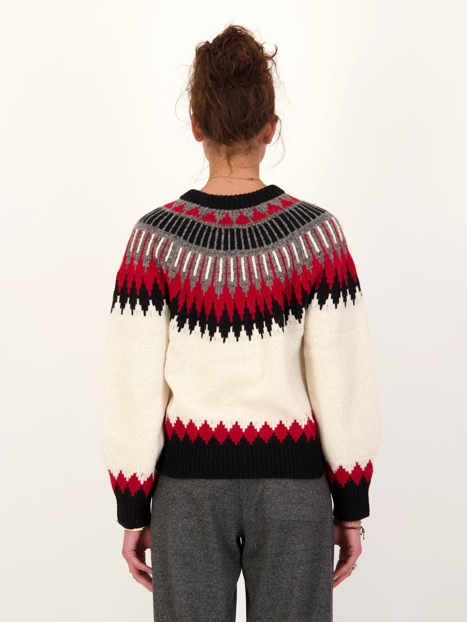 Gemusterter Pullover aus Wolle langarm - Artikel Rückseite getragen von einem Modell - Farbe: Creme