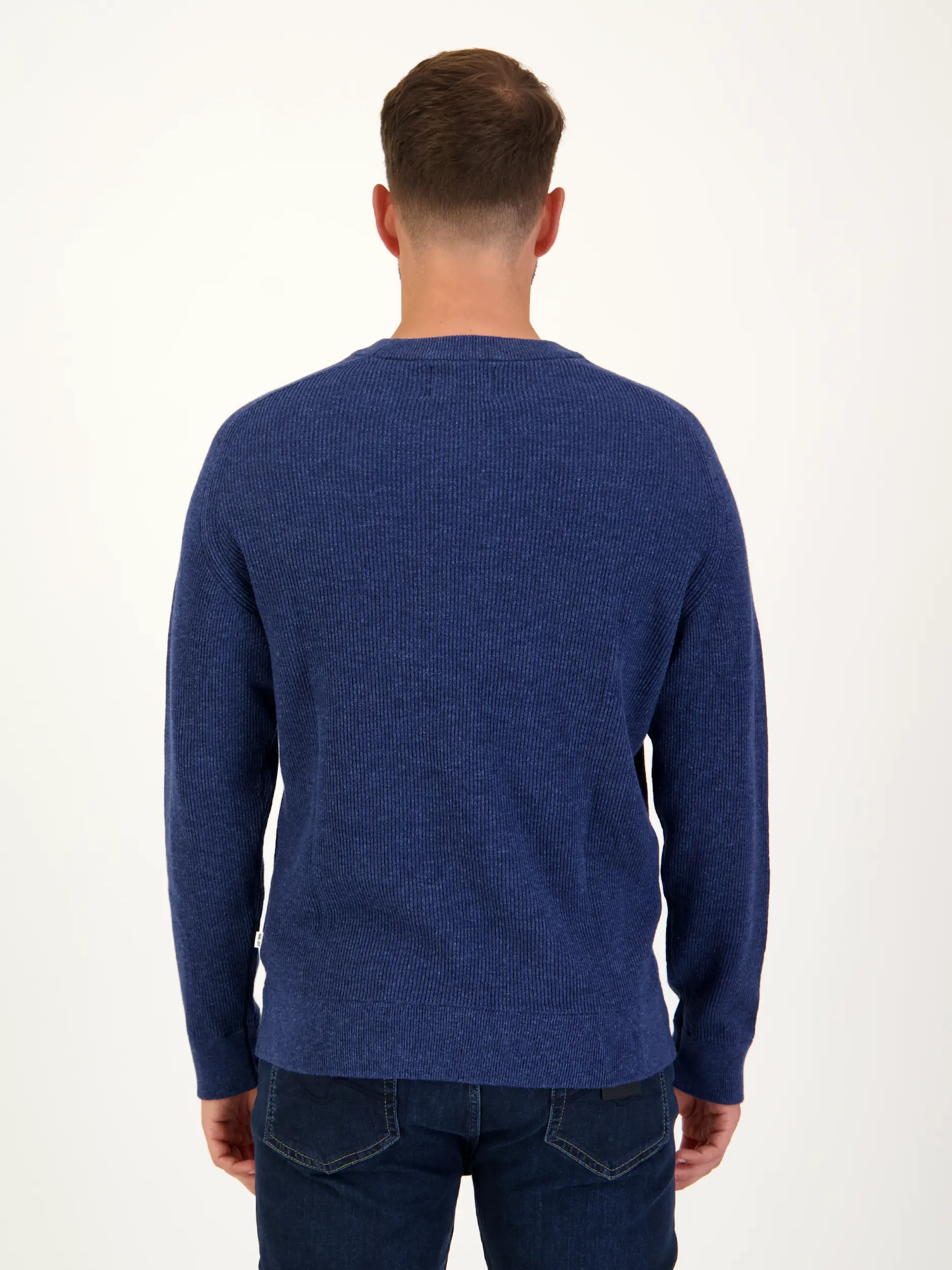 Pullover 'Kevin' - Artikel Rückseite getragen von einem Modell - Farbe: Blau