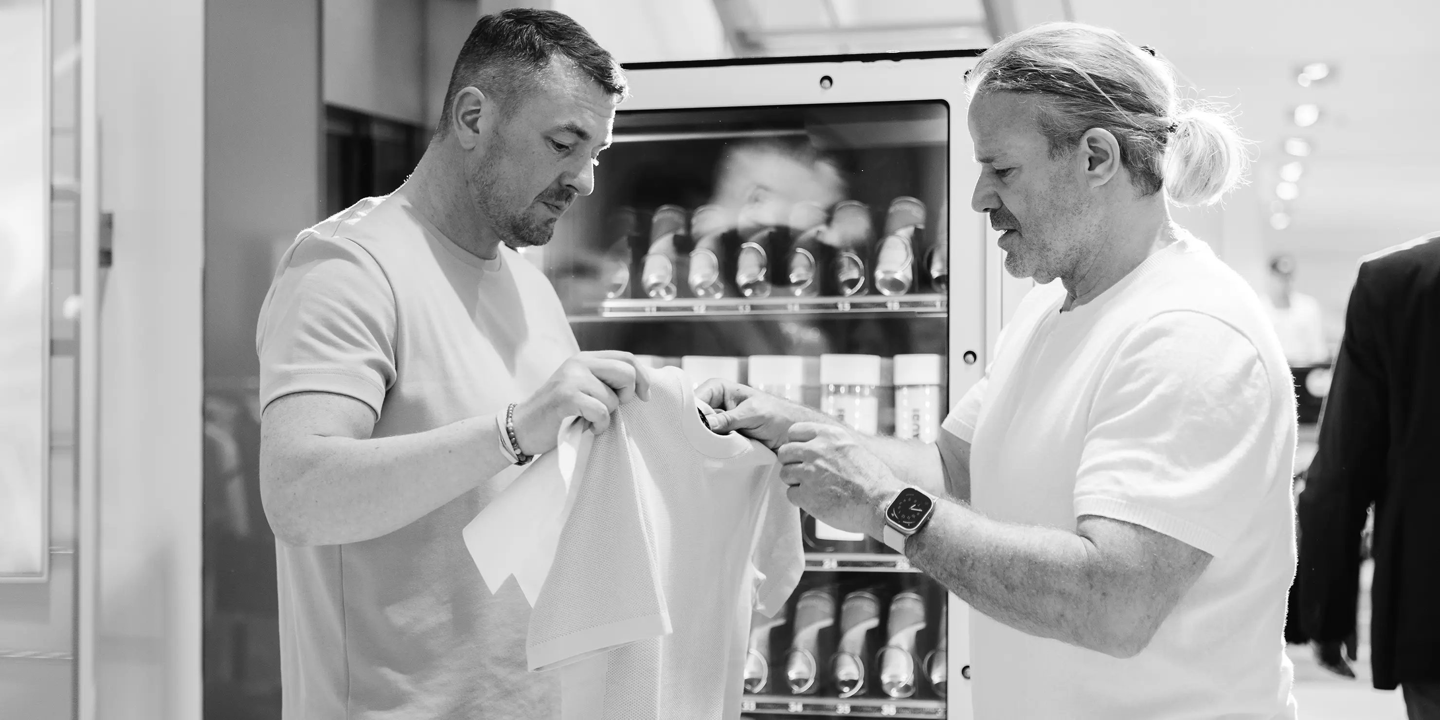 Das Bild zeigt unsere Mitarbeiter im Gespräch mit Kunden.