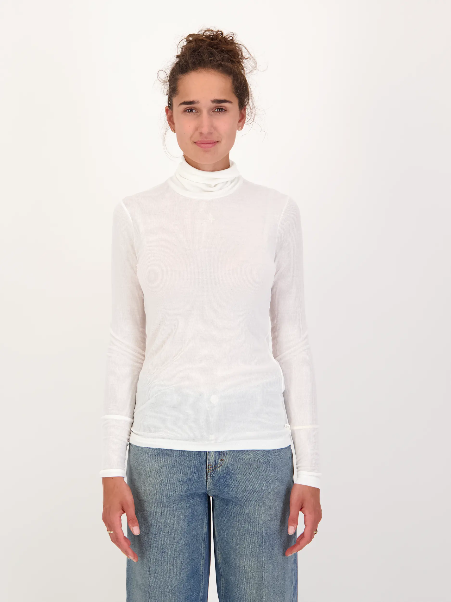 Langarmshirt mit Rollkragen - Artikel Vorderseite getragen von einem Modell - Farbe: Creme
