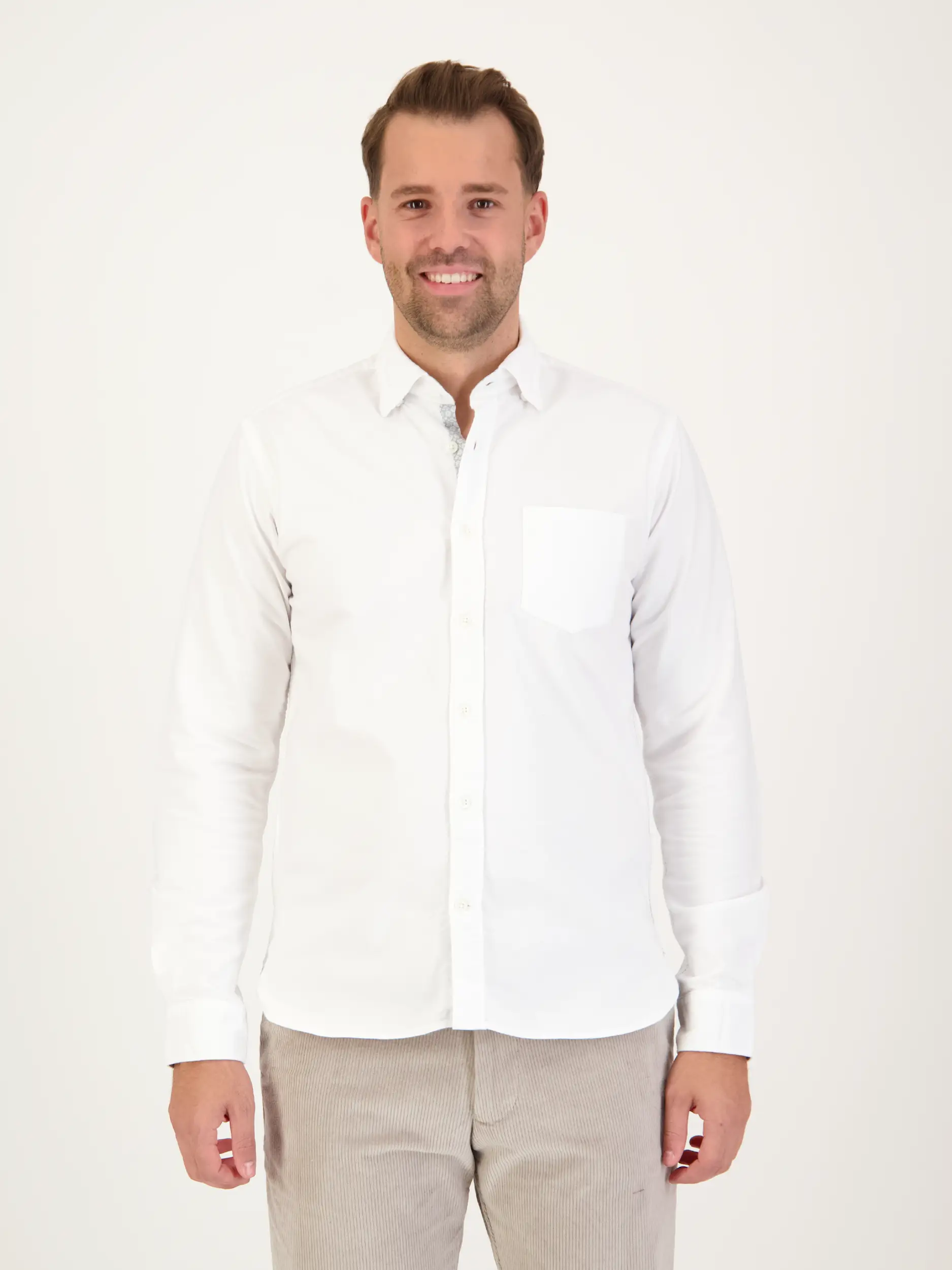 Hemd mit Button-Down-Kragen langarm - Artikel Vorderseite getragen von einem Modell - Farbe: Weiß