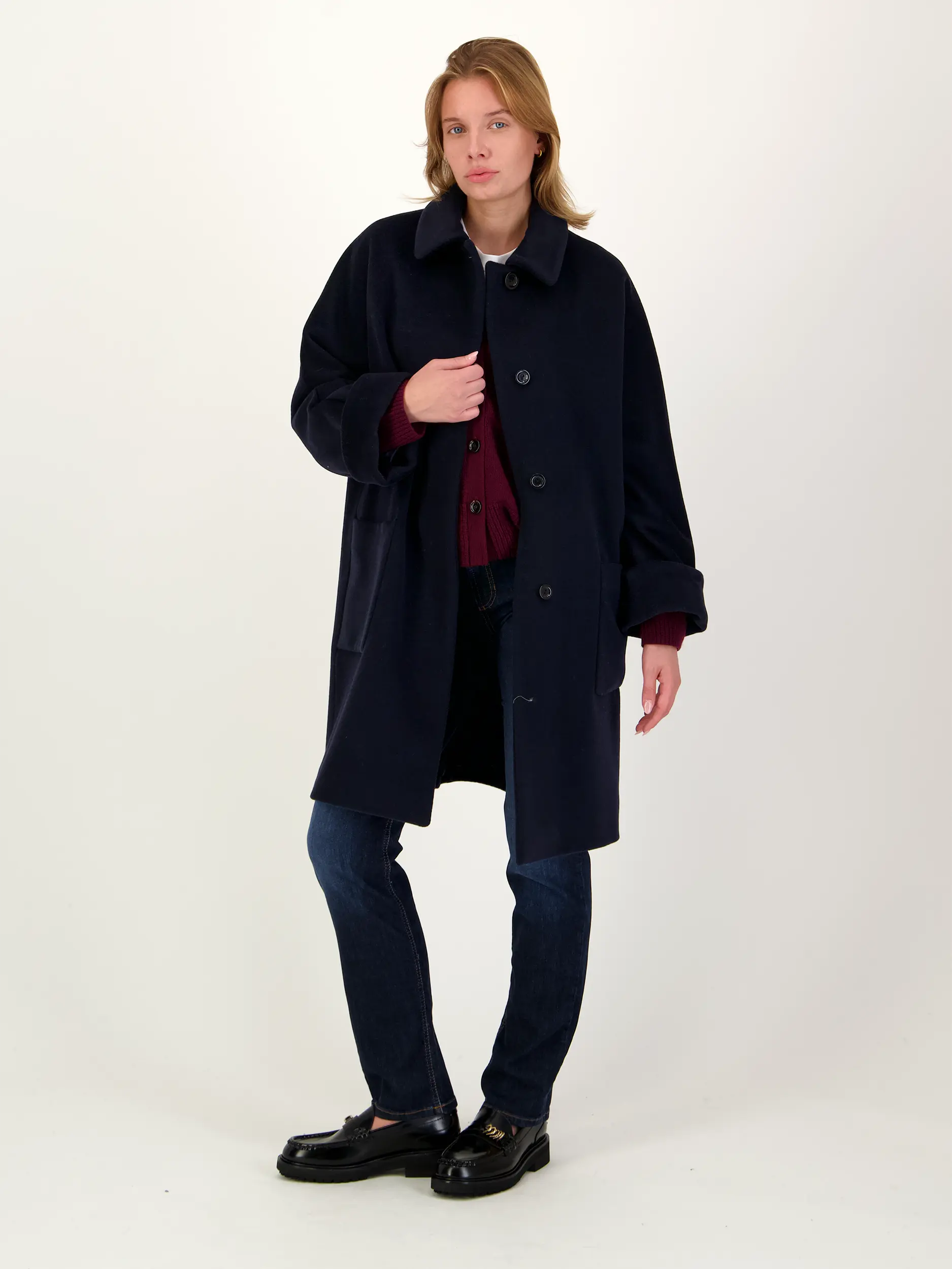Kurzmantel aus Wolle - Artikel Teil eines Outfits getragen von einem Modell - Farbe: Blau