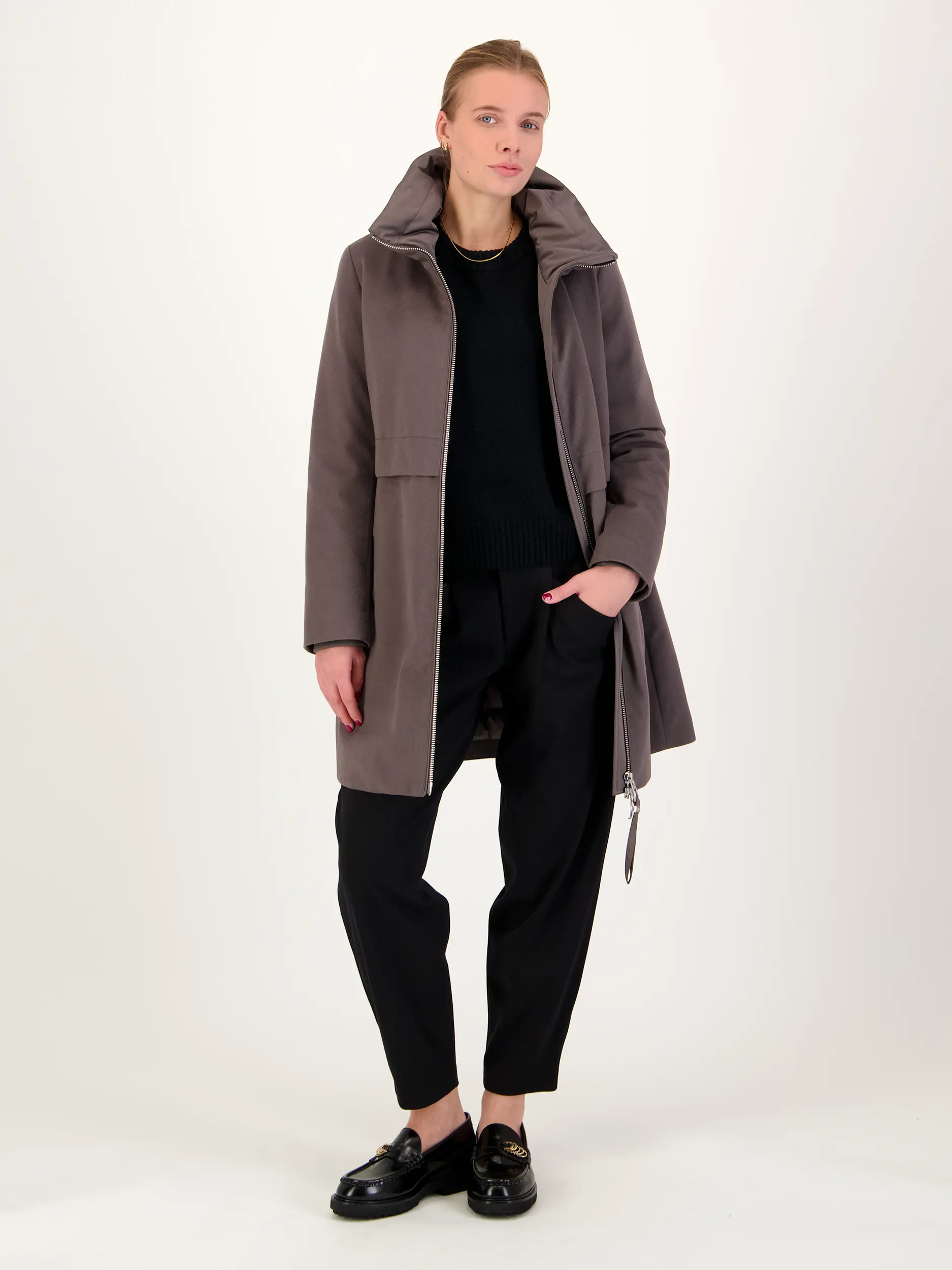Kurzmantel 'Kimya' aus Daunen - Artikel Teil eines Outfits getragen von einem Modell - Farbe: Braun