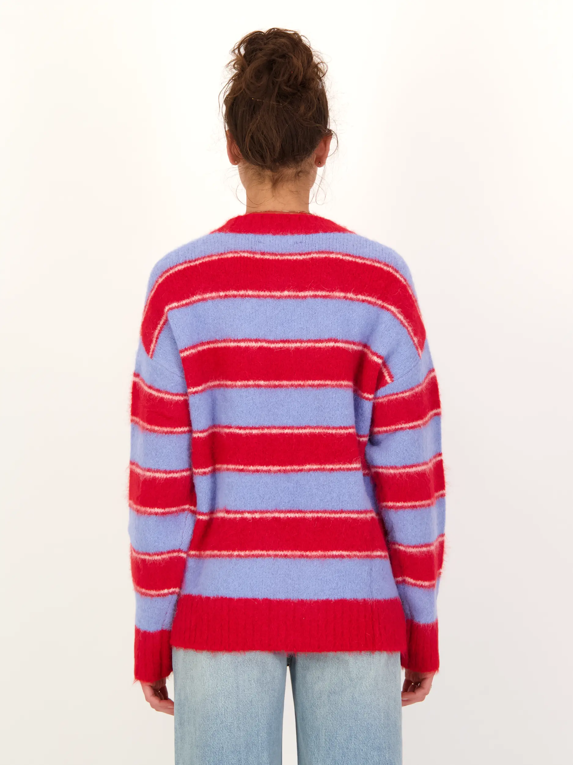Gestreifter Pullover 'Sajeanne' aus Alpaka-Mix langarm - Artikel Rückseite getragen von einem Modell - Farbe: Rot
