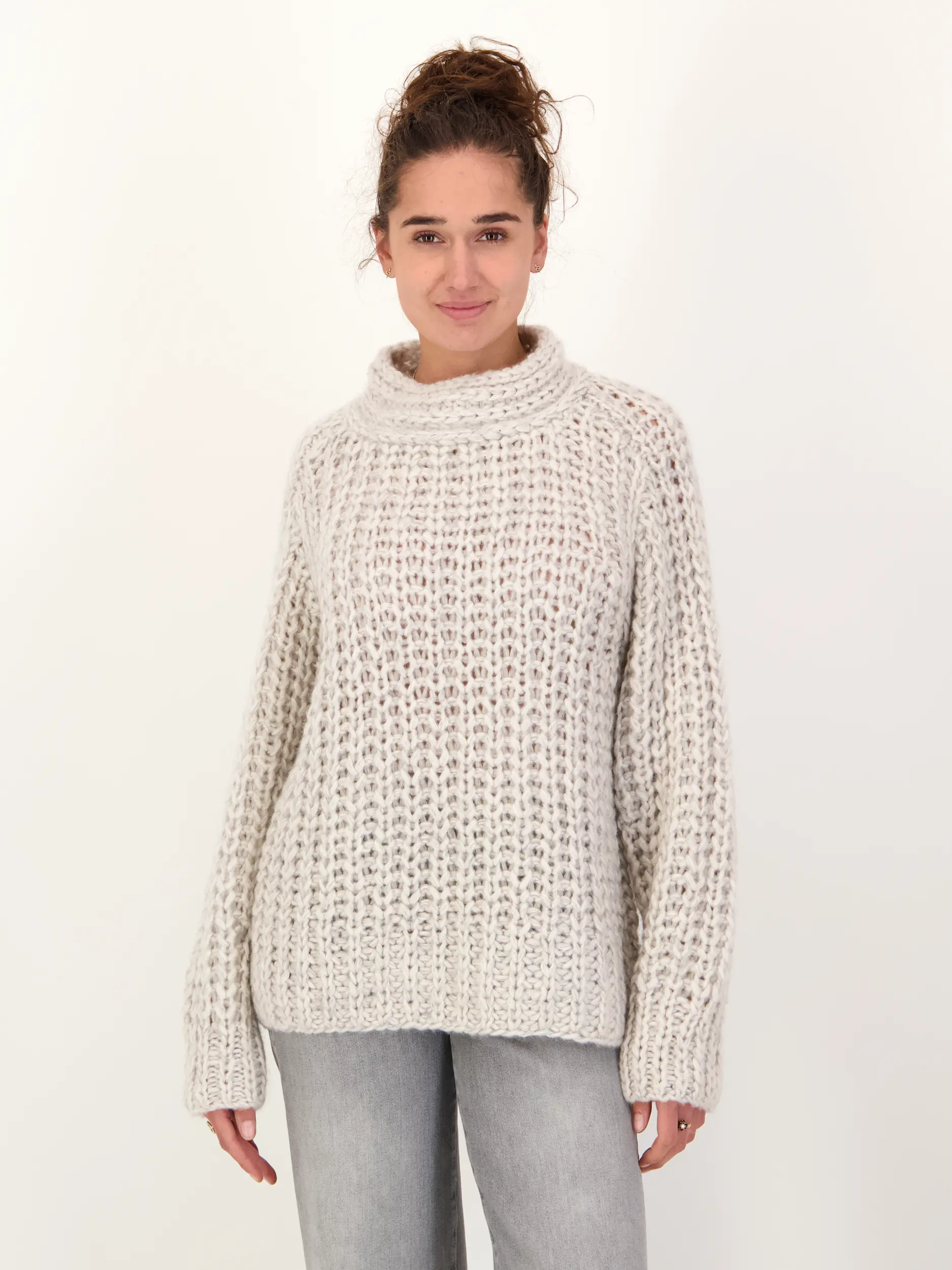 Pullover 'Viborg' aus Kaschmir langarm - Artikel Vorderseite getragen von einem Modell - Farbe: Creme