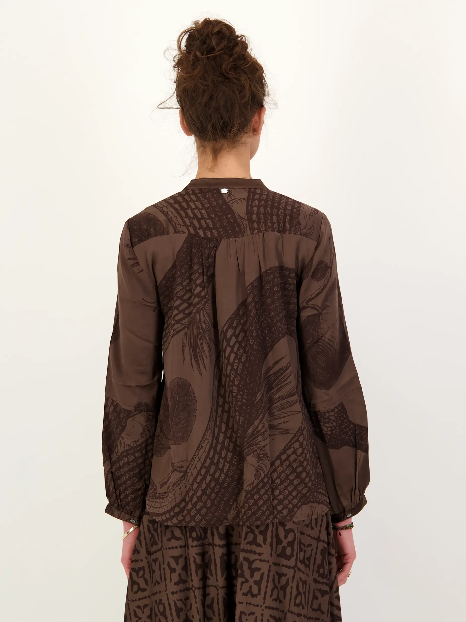 Gemusterte Bluse 'Mitra Garden Eden' aus Seide langarm - Artikel Rückseite getragen von einem Modell - Farbe: Braun