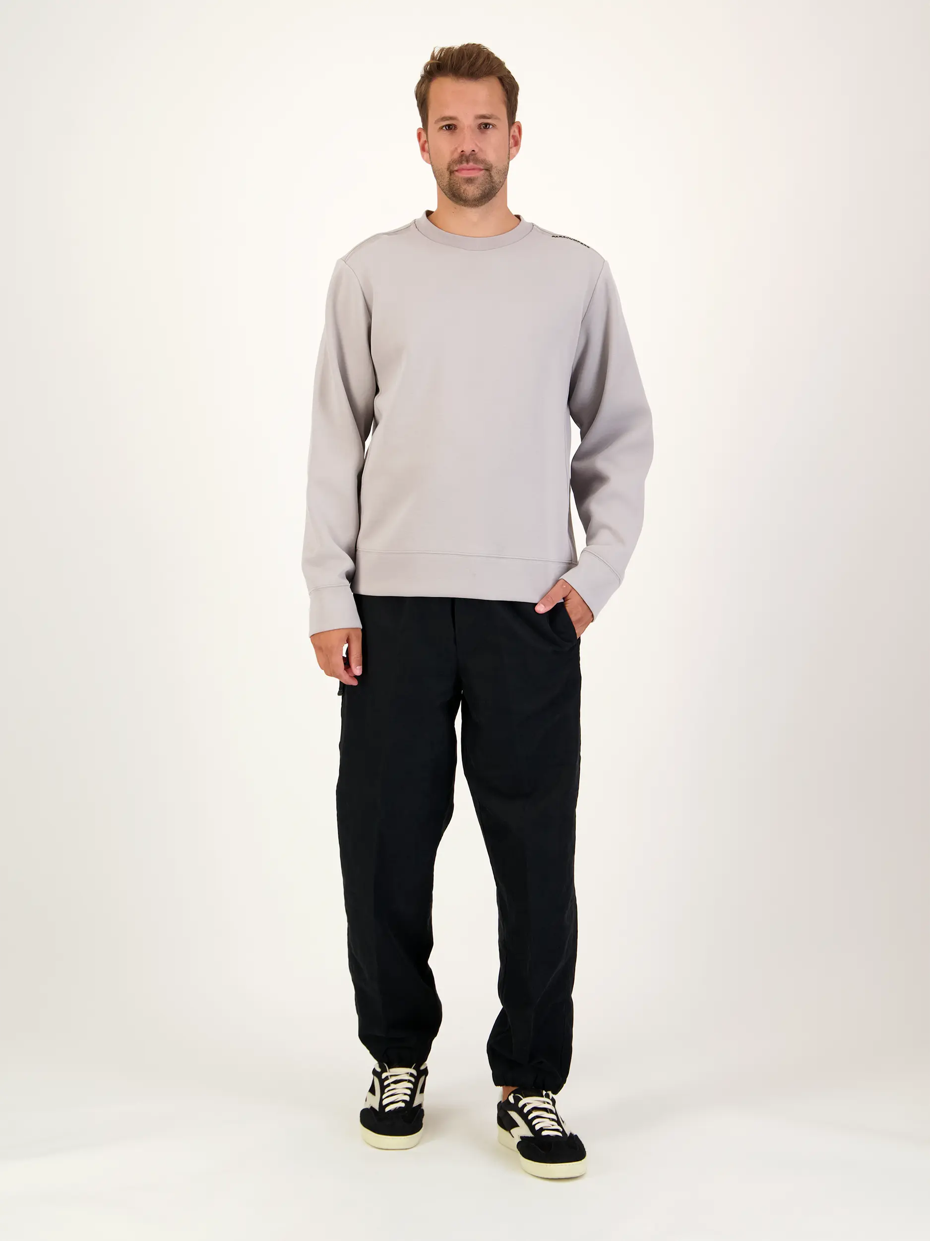 Hose 'Erasmo' - Artikel Teil eines Outfits getragen von einem Modell - Farbe: Schwarz