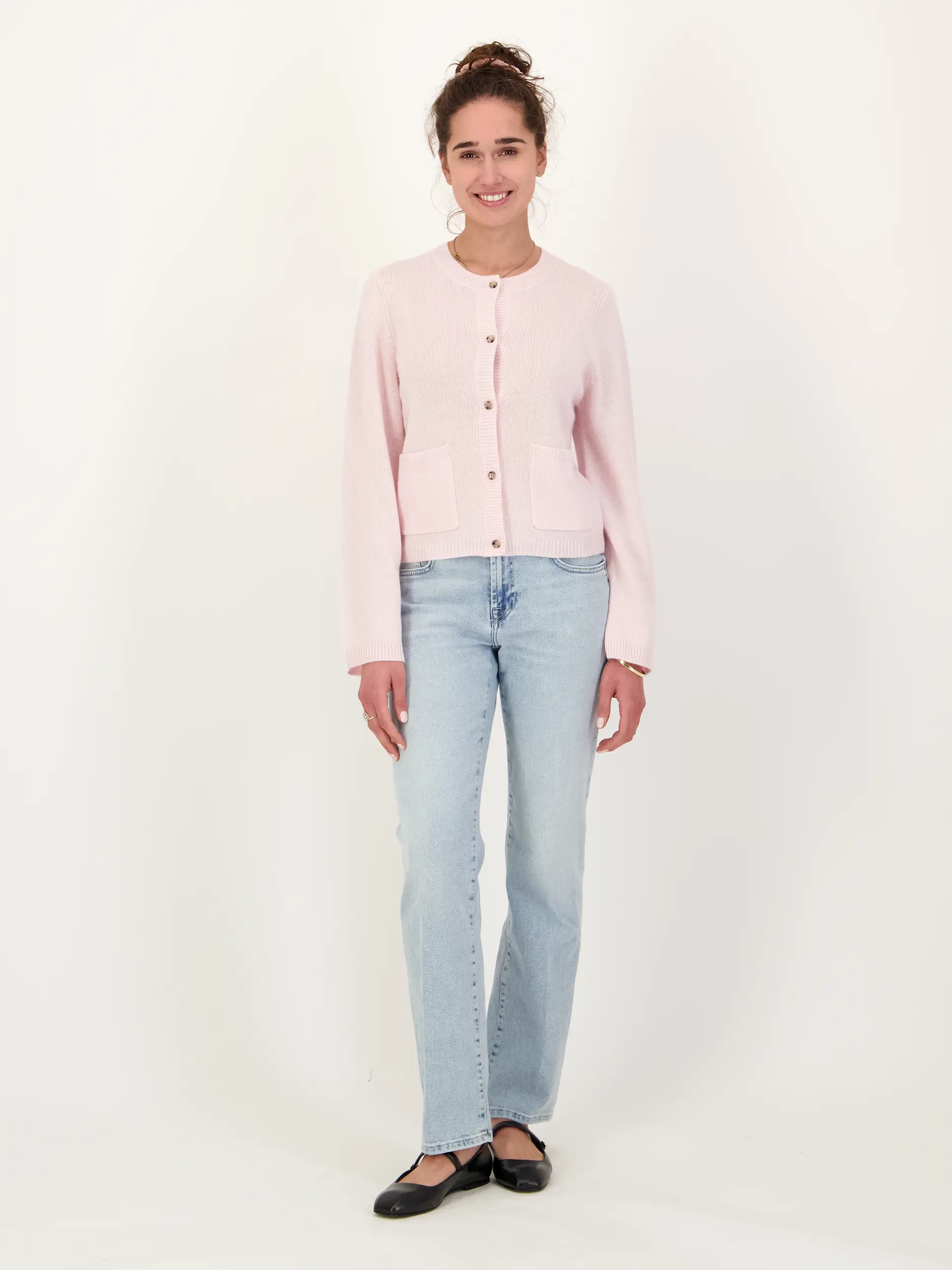 Strickjacke aus Kaschmir - Artikel Teil eines Outfits getragen von einem Modell - Farbe: Rosa&Pink